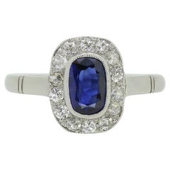 Anello con zaffiro e diamante a grappolo in stile Art Deco