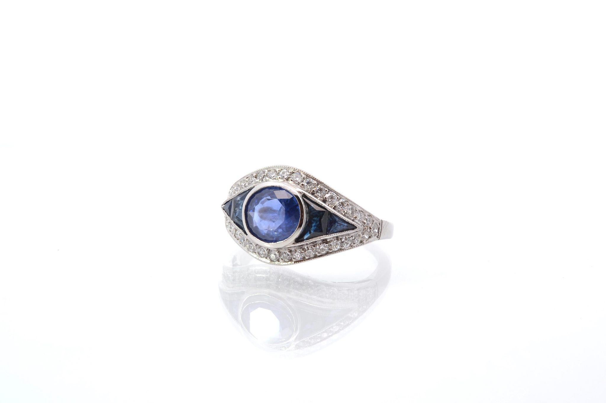 Round Cut Art deco style sapphire and diamonds ring For Sale