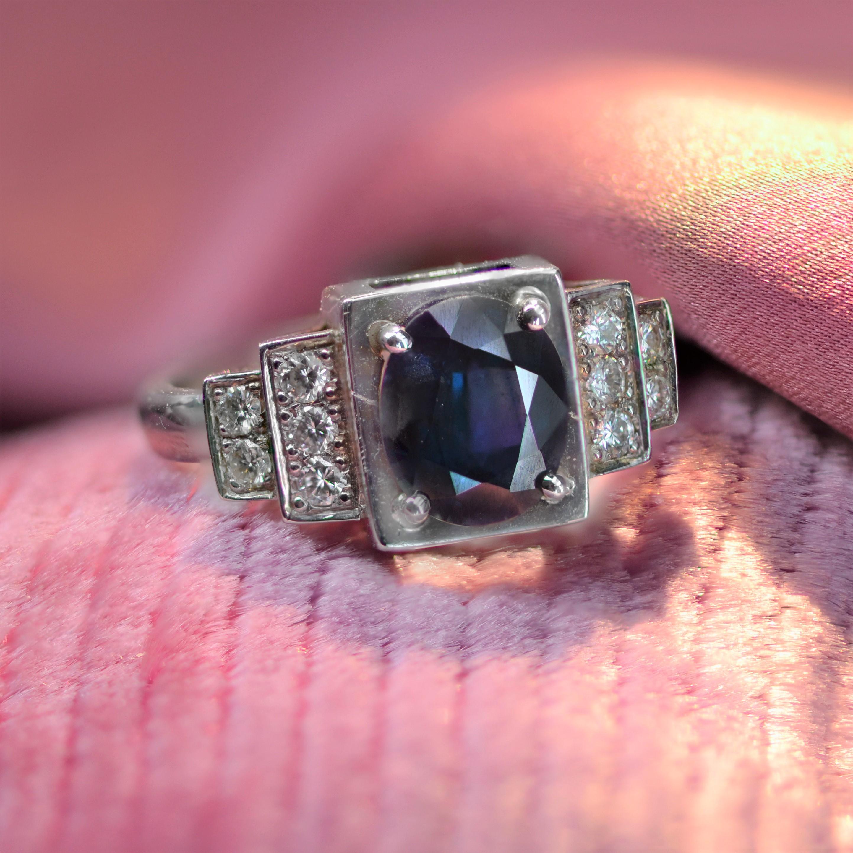 Art Deco Stil Saphir Diamant 18 Karat Weißgold Ring (Ovalschliff) im Angebot