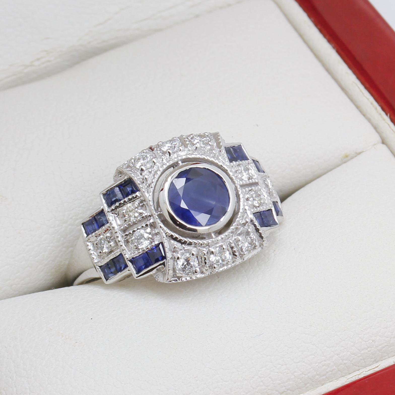 Ring im Art-Déco-Stil mit Saphiren und Diamanten, neu (Rundschliff) im Angebot