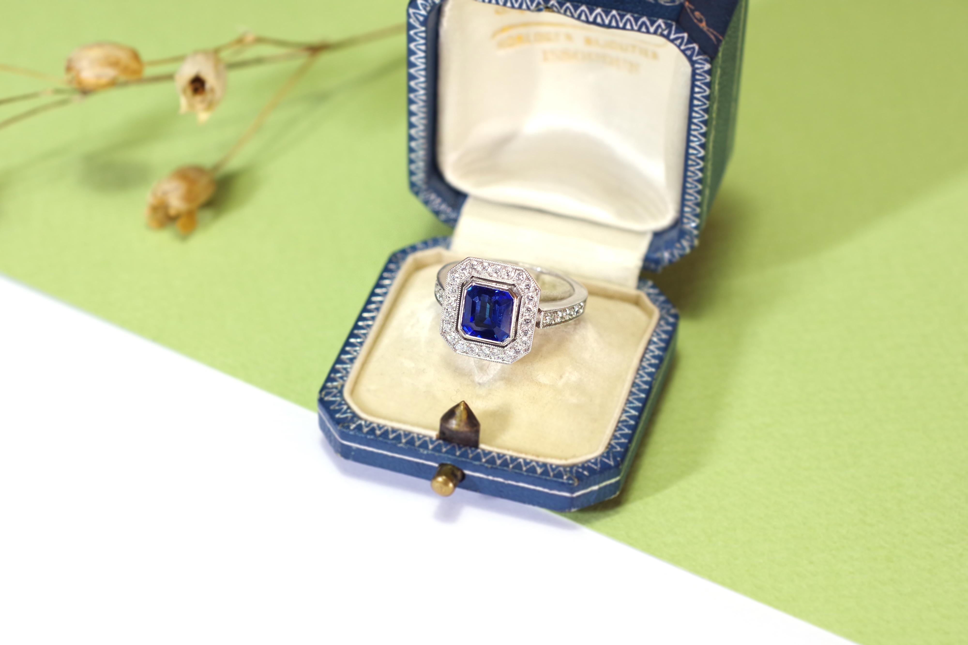 Art Deco style sapphire ring in 18k white gold, pre-owned sapphire wedding ring For Sale 6