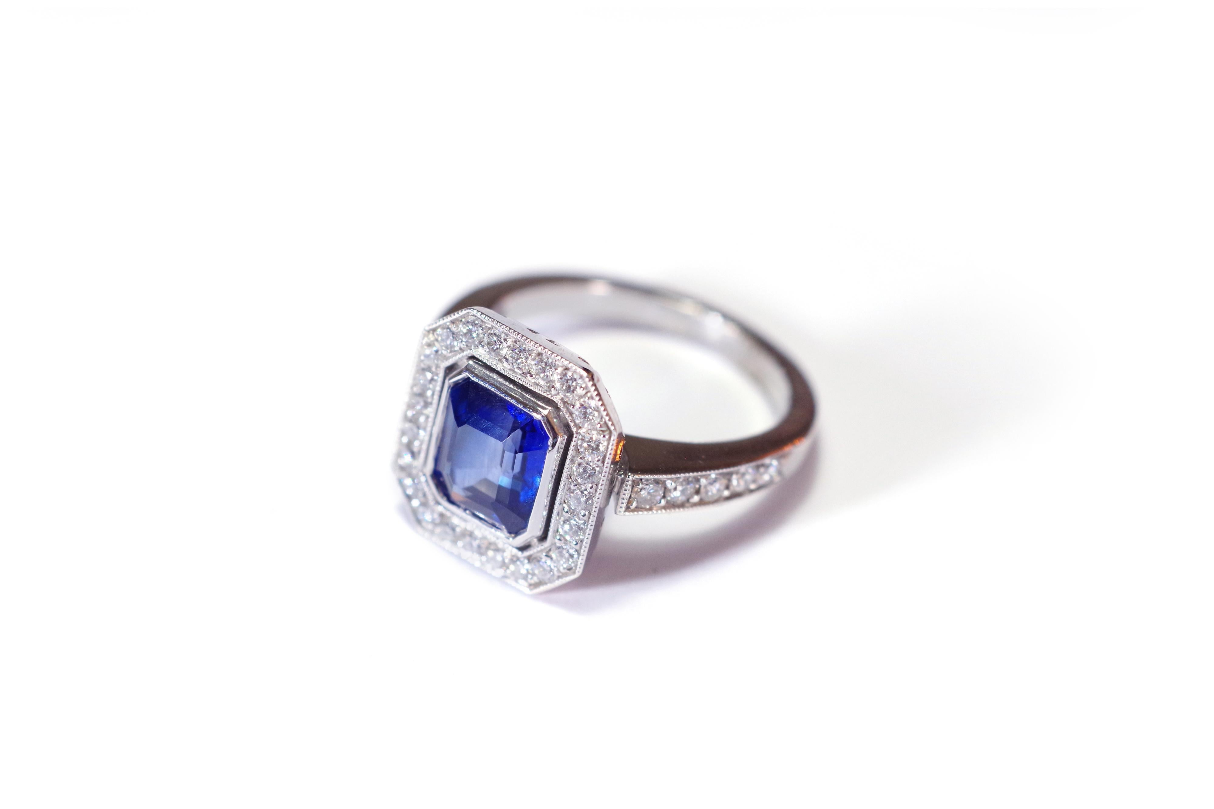 Octagon Cut Art Deco style sapphire ring in 18k white gold, pre-owned sapphire wedding ring For Sale