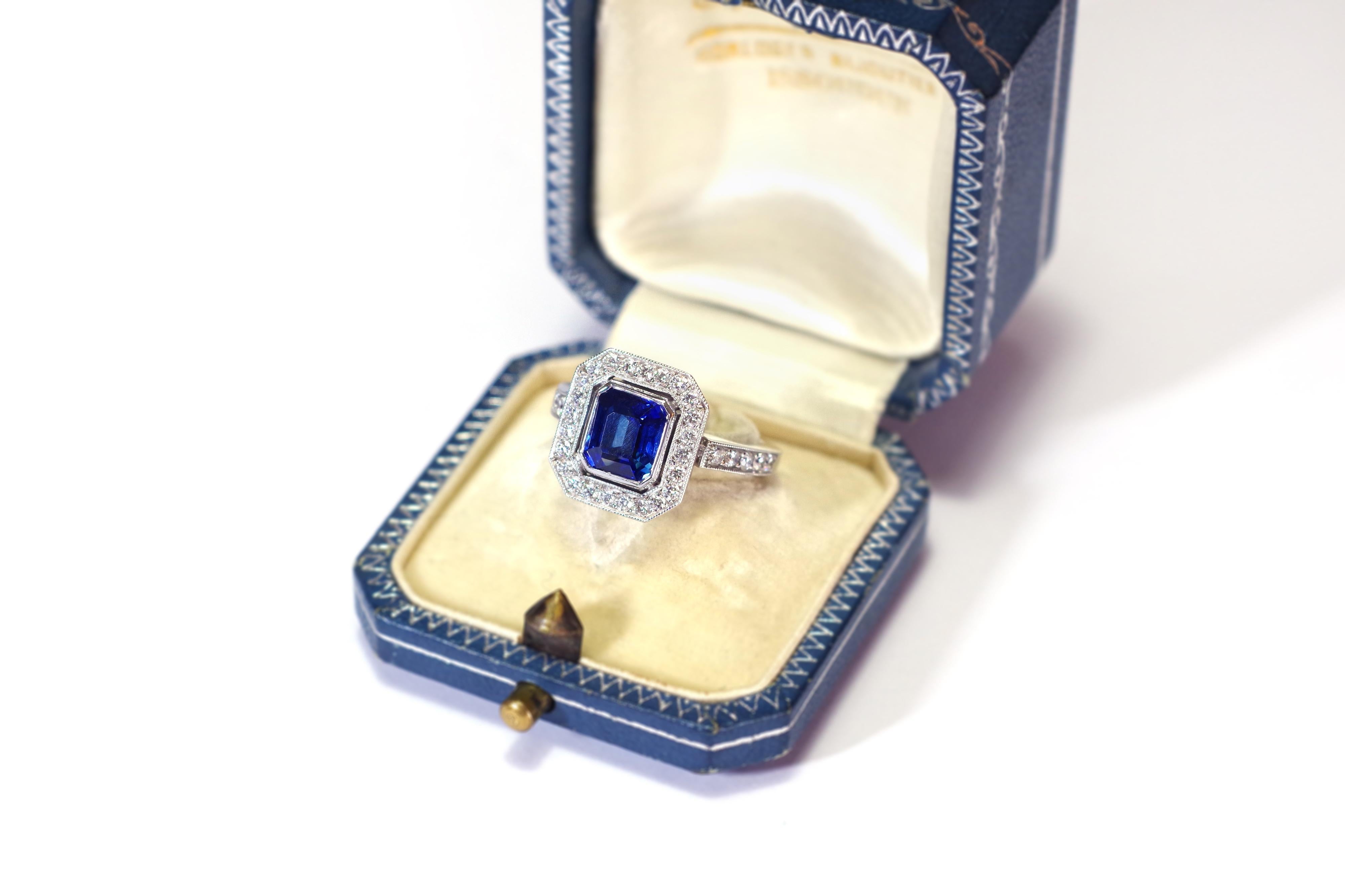 Women's or Men's Art Deco style sapphire ring in 18k white gold, pre-owned sapphire wedding ring For Sale
