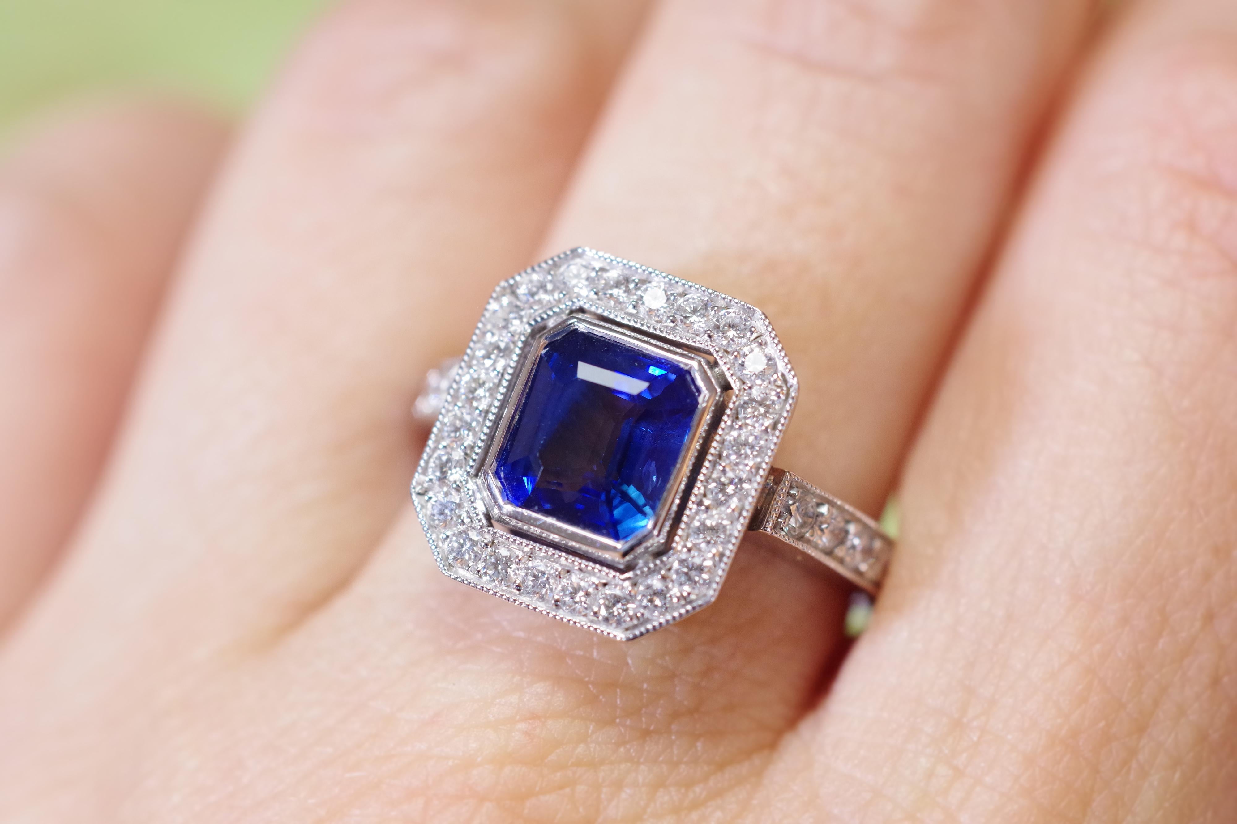 Art Deco style sapphire ring in 18k white gold, pre-owned sapphire wedding ring For Sale 2