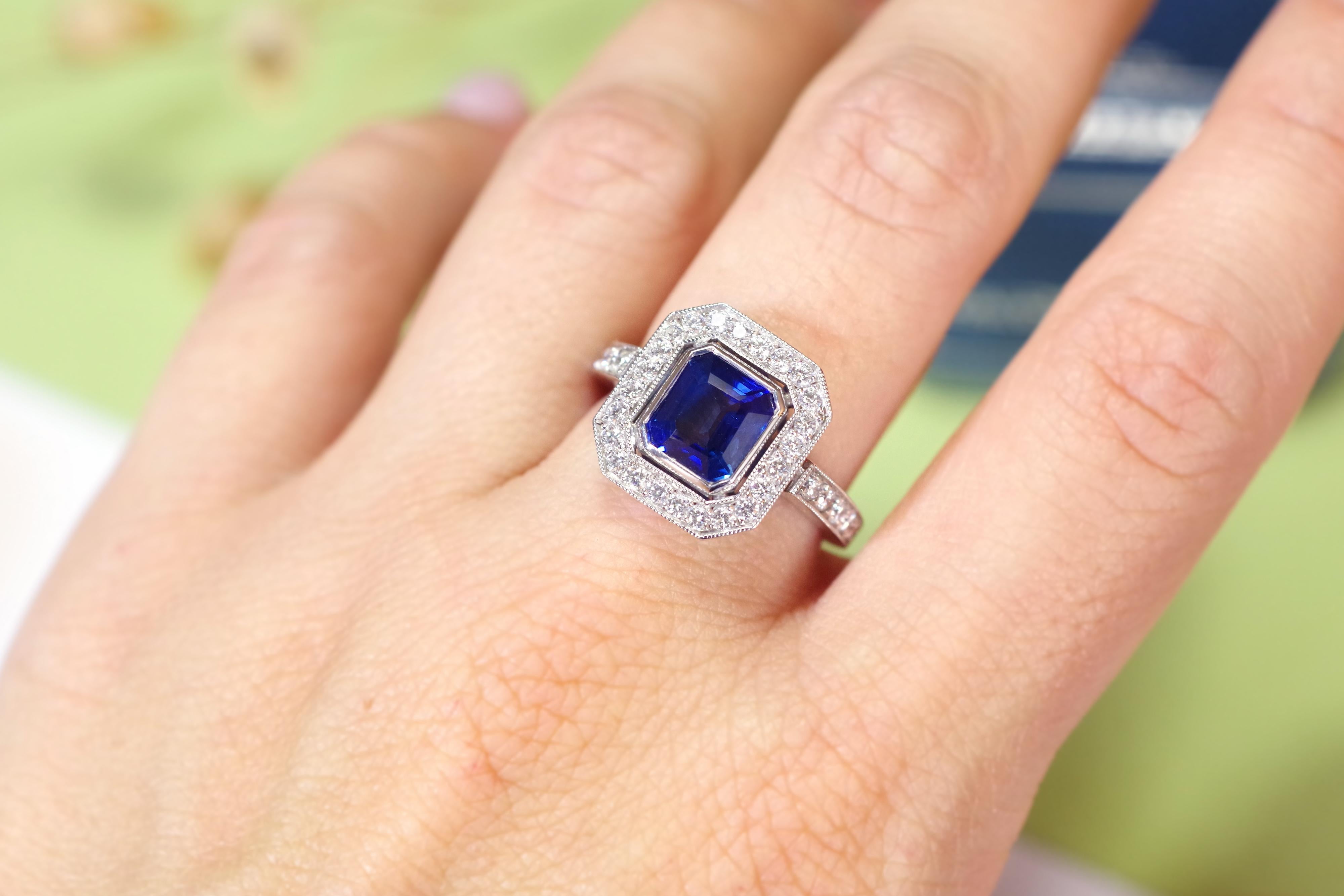 Art Deco style sapphire ring in 18k white gold, pre-owned sapphire wedding ring For Sale 3
