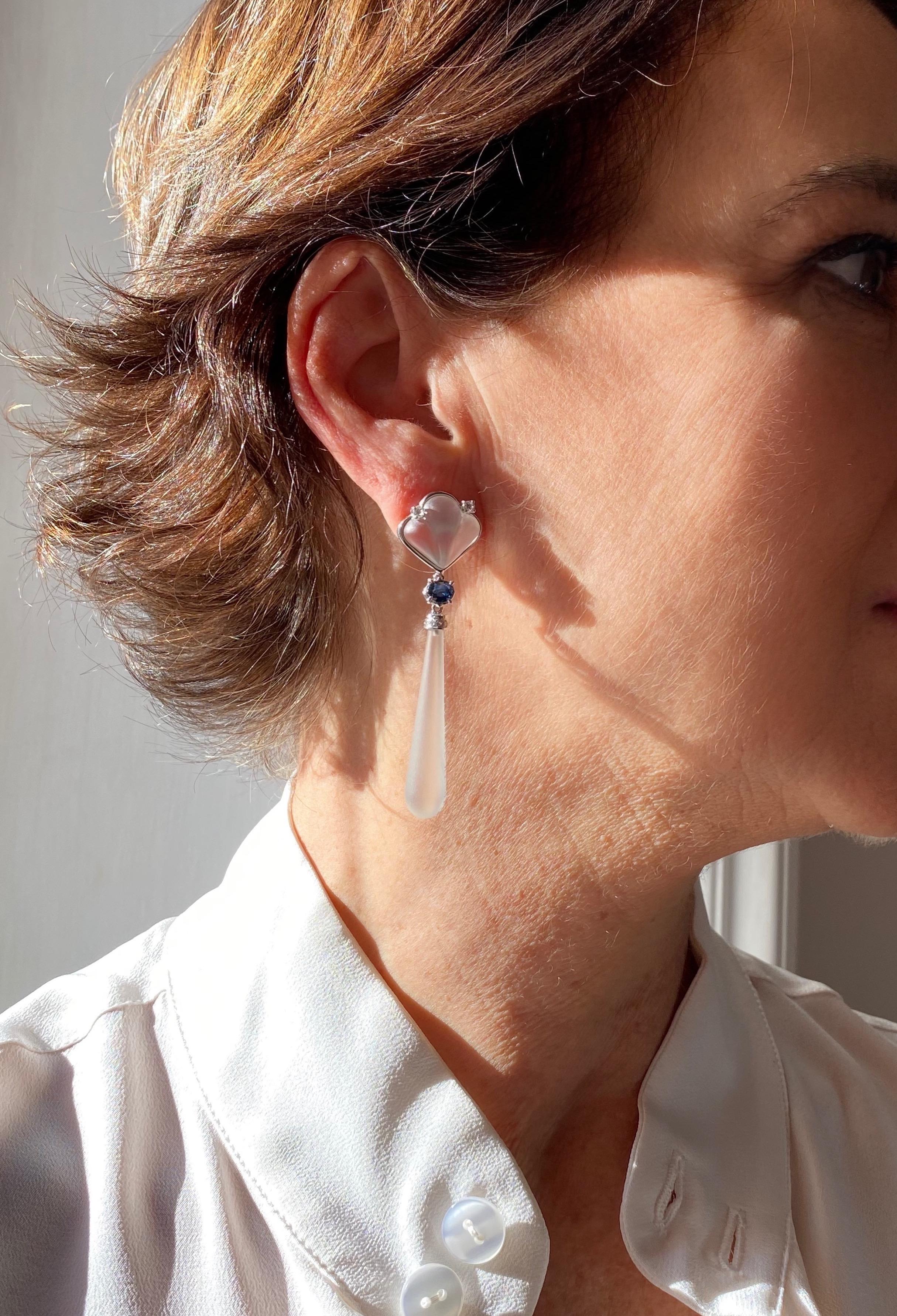 Boucles d'oreilles en or jaune 18 carats Rossella Ugolini style Art déco saphir blanc diamants cristal de roche.
Mesures : 2  pouce ( 5,5 cm) de long.
Des saphirs de taille ovale de 1,80 carats suspendent un pendentif en cristal de roche en forme