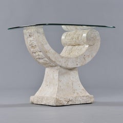 Tavolo da cocktail scultoreo postmoderno ad arco in pietra tessellata in stile Art Deco