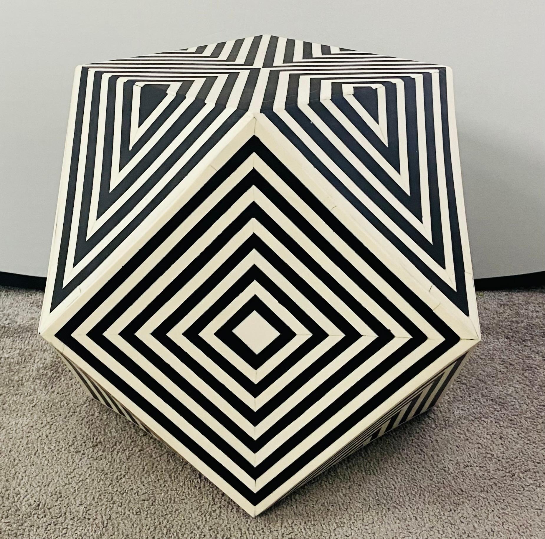 Art Deco Style Sculptural Resin Black and White Side or End Table, a Pair In Good Condition In Plainview, NY