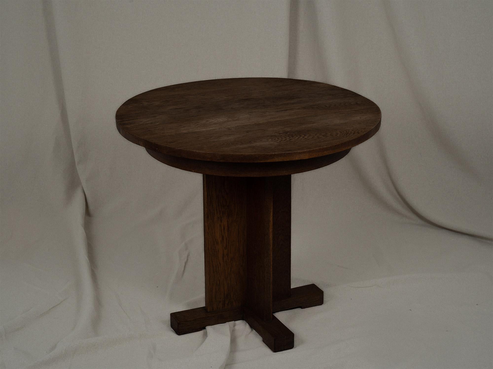 20ième siècle Table d'appoint sculpturale en bois rond de style Art déco en vente