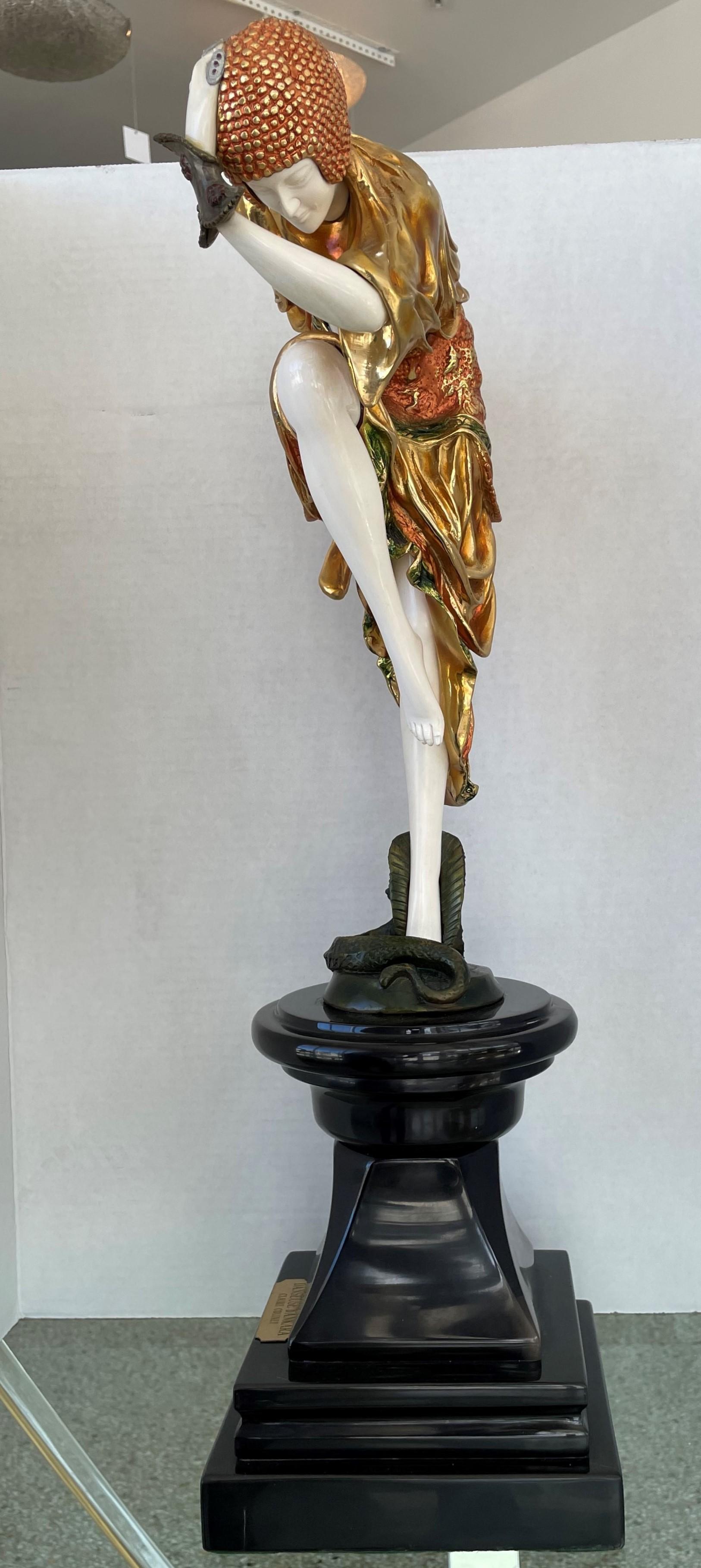Diese stilvolle und schicke Skulptur im Art-déco-Stil ist der Schlangentänzerin des in Rumänien geborenen Bildhauers Demtre Chiparus nachempfunden, die im Original 1925 geschaffen wurde.

Das Stück ist in einer polychromen, patinierten Färbung