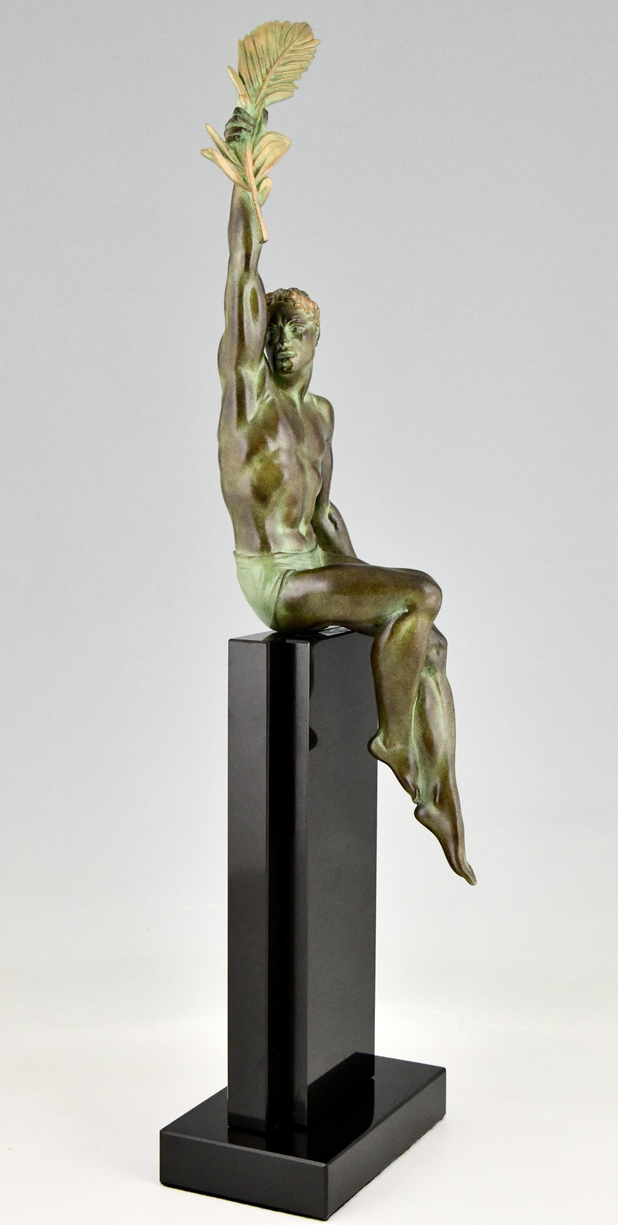 Skulptur eines Sportlers im Art-déco-Stil mit Palmblatt von Max Le Verrier, Victory (Art déco) im Angebot