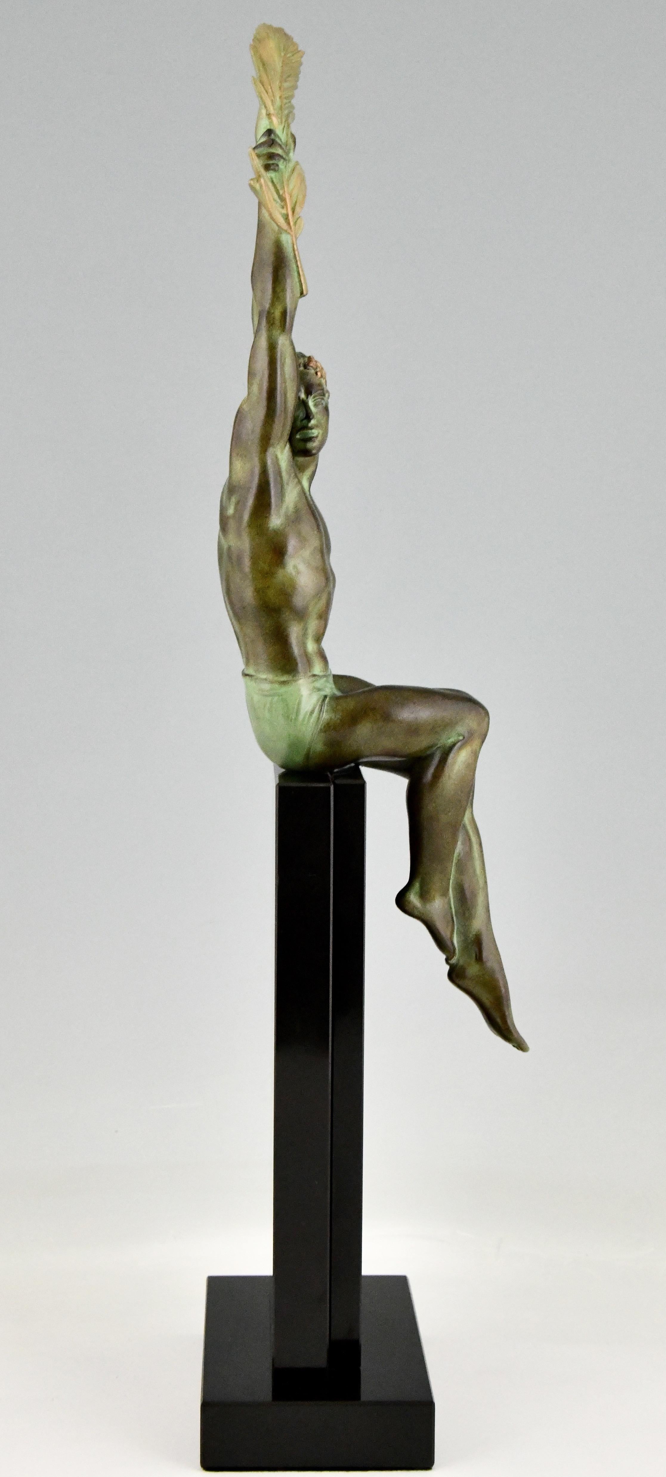 Skulptur eines Sportlers im Art-déco-Stil mit Palmblatt von Max Le Verrier, Victory (Französisch) im Angebot