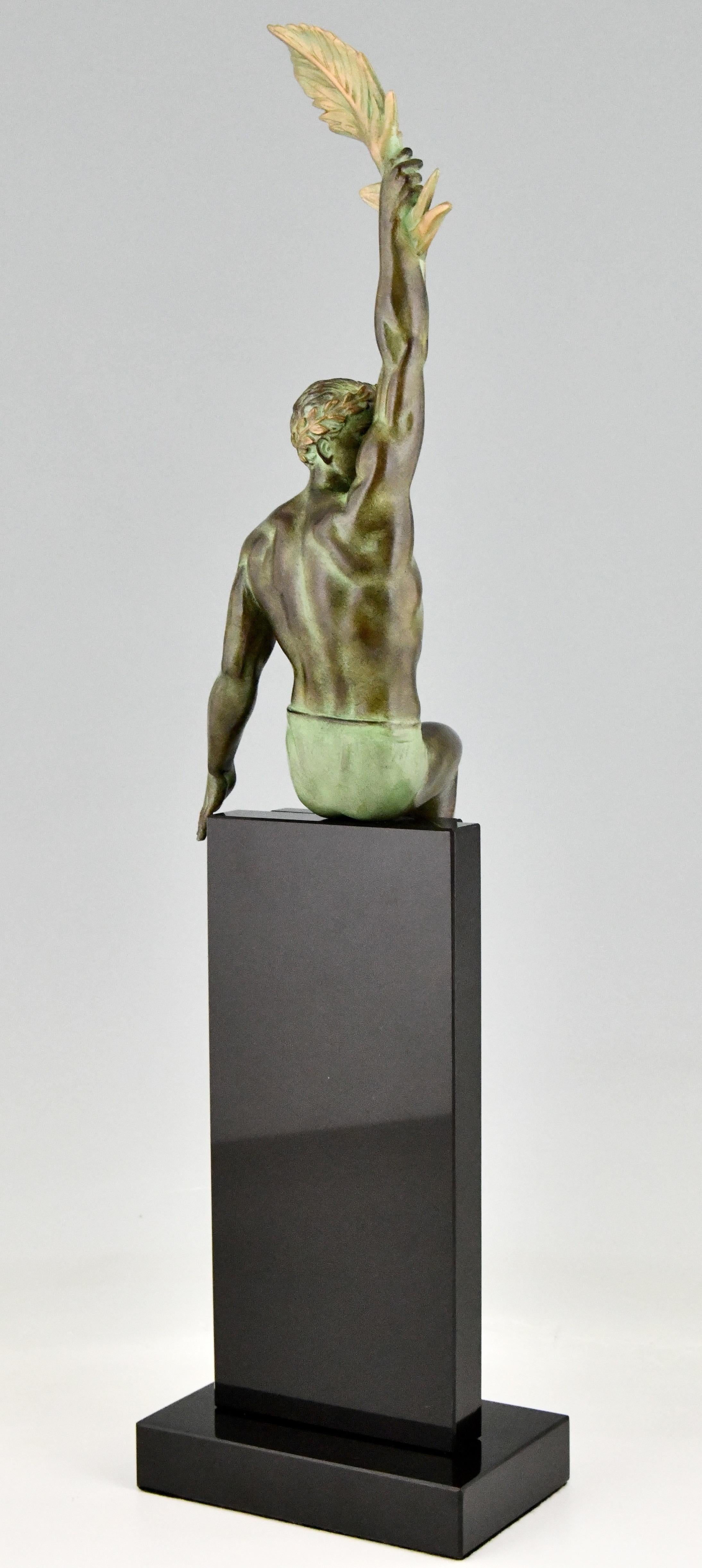 Skulptur eines Sportlers im Art-déco-Stil mit Palmblatt von Max Le Verrier, Victory (Patiniert) im Angebot