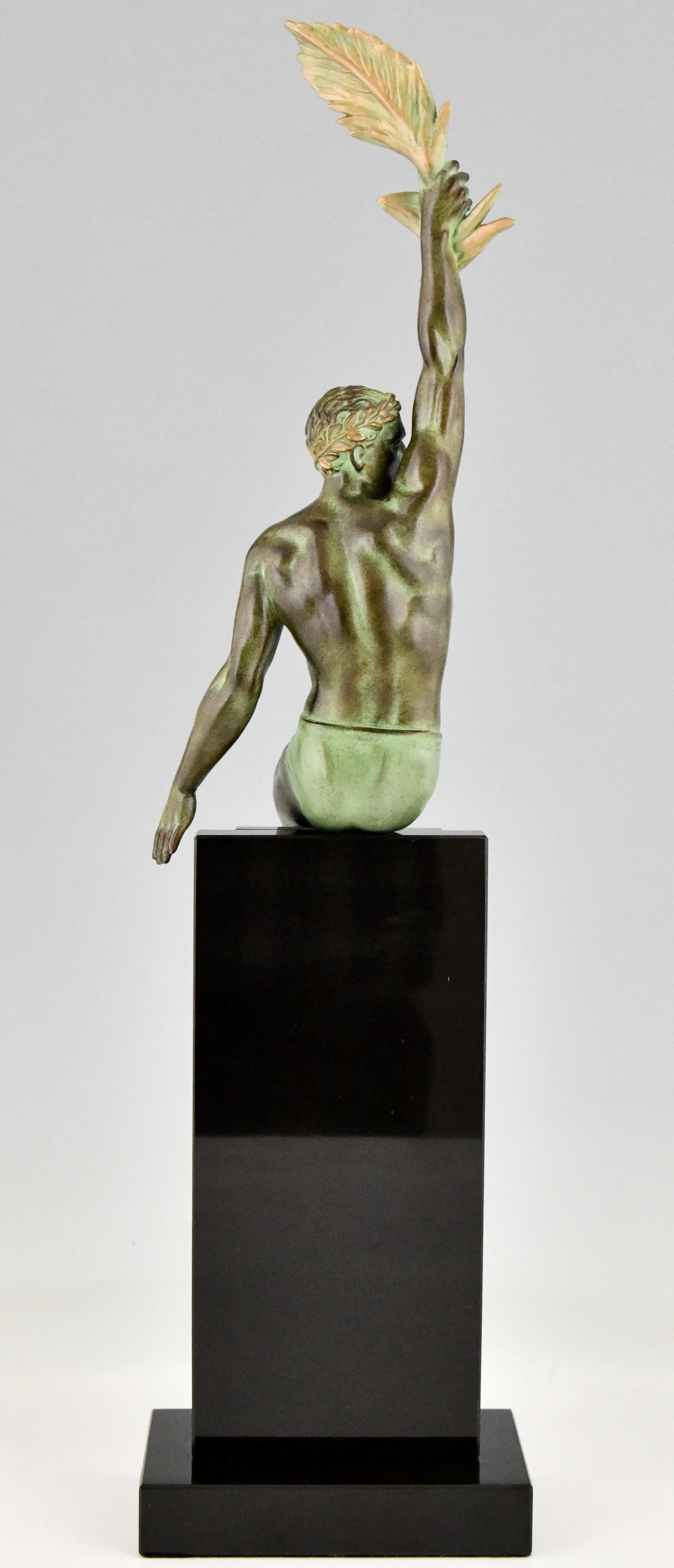 Patiné Sculpture d'athlète avec feuille de palmier de Max Le Verrier, victoire en vente