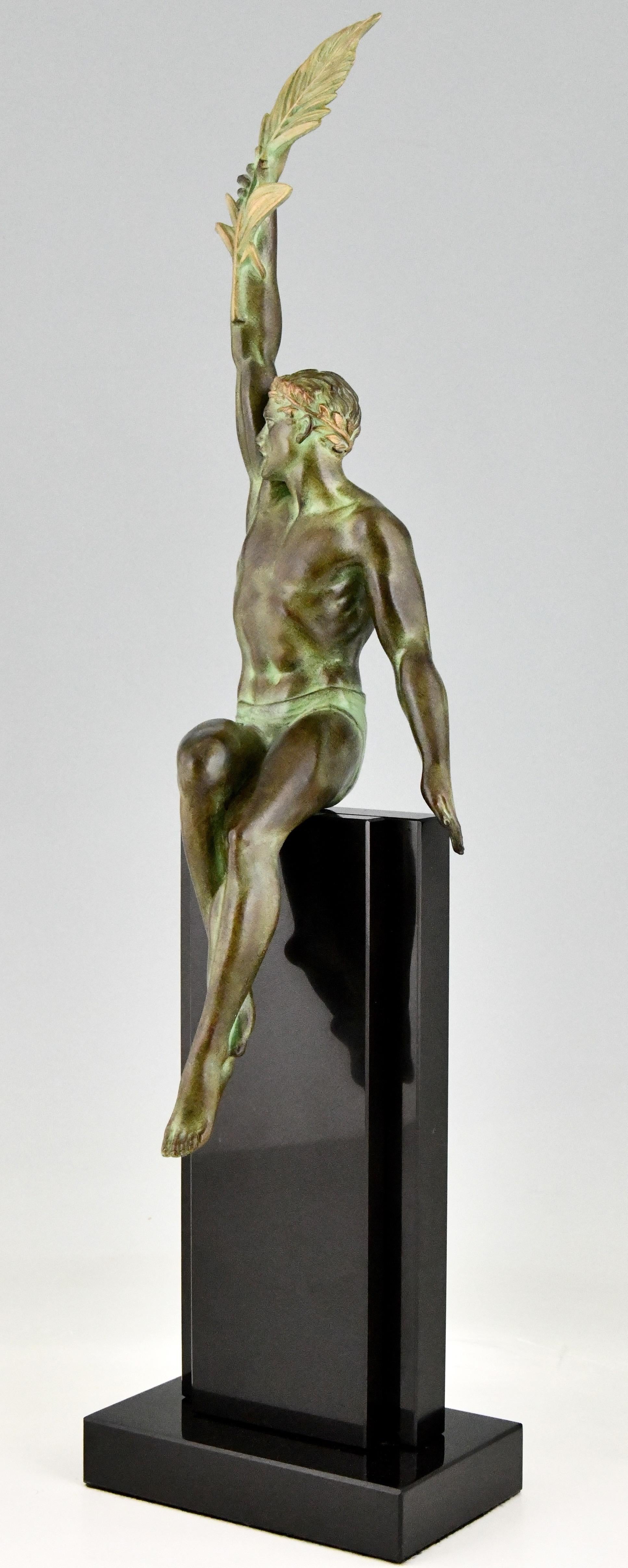 Skulptur eines Sportlers im Art-déco-Stil mit Palmblatt von Max Le Verrier, Victory (Metall) im Angebot