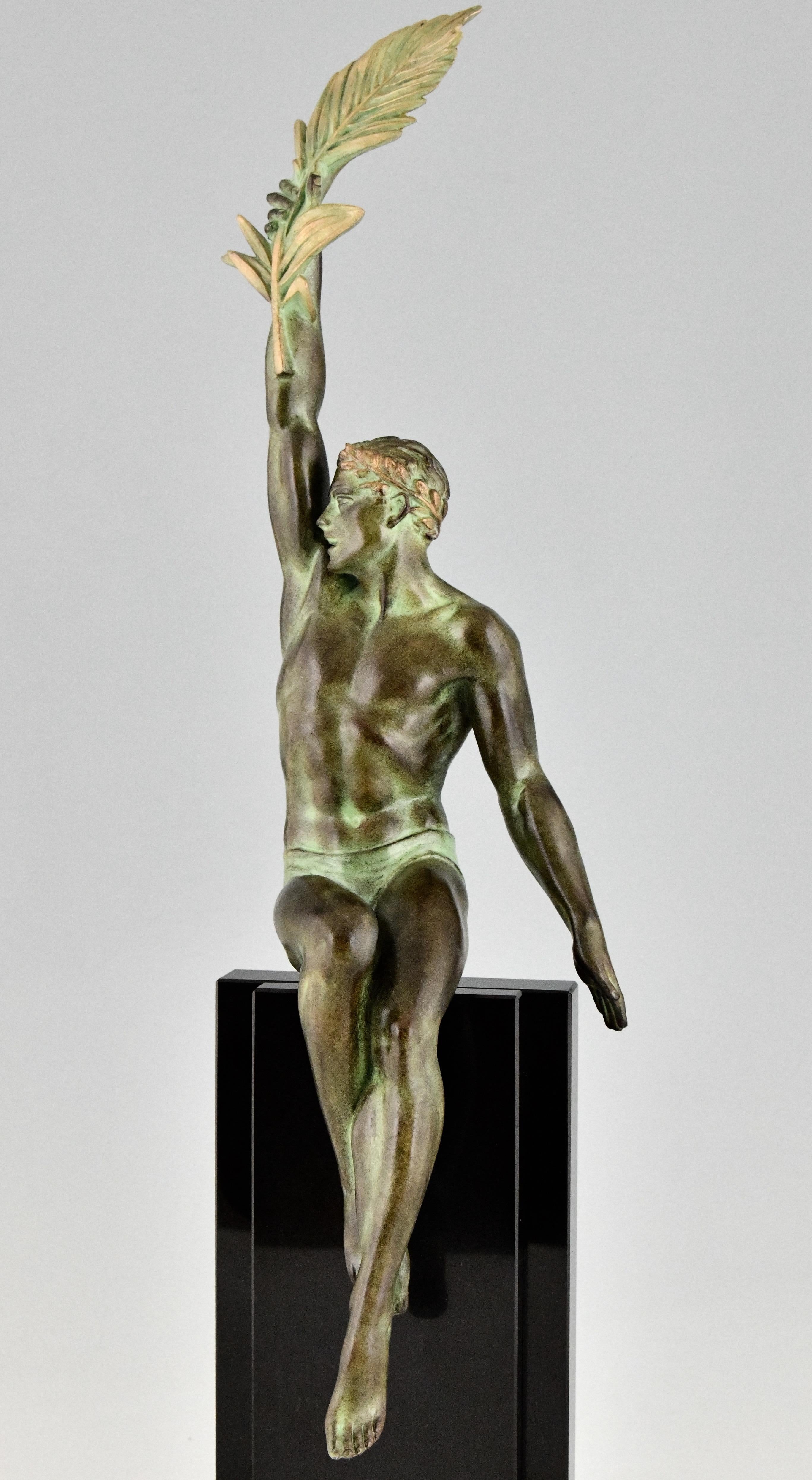 Métal Sculpture d'athlète avec feuille de palmier de Max Le Verrier, victoire en vente