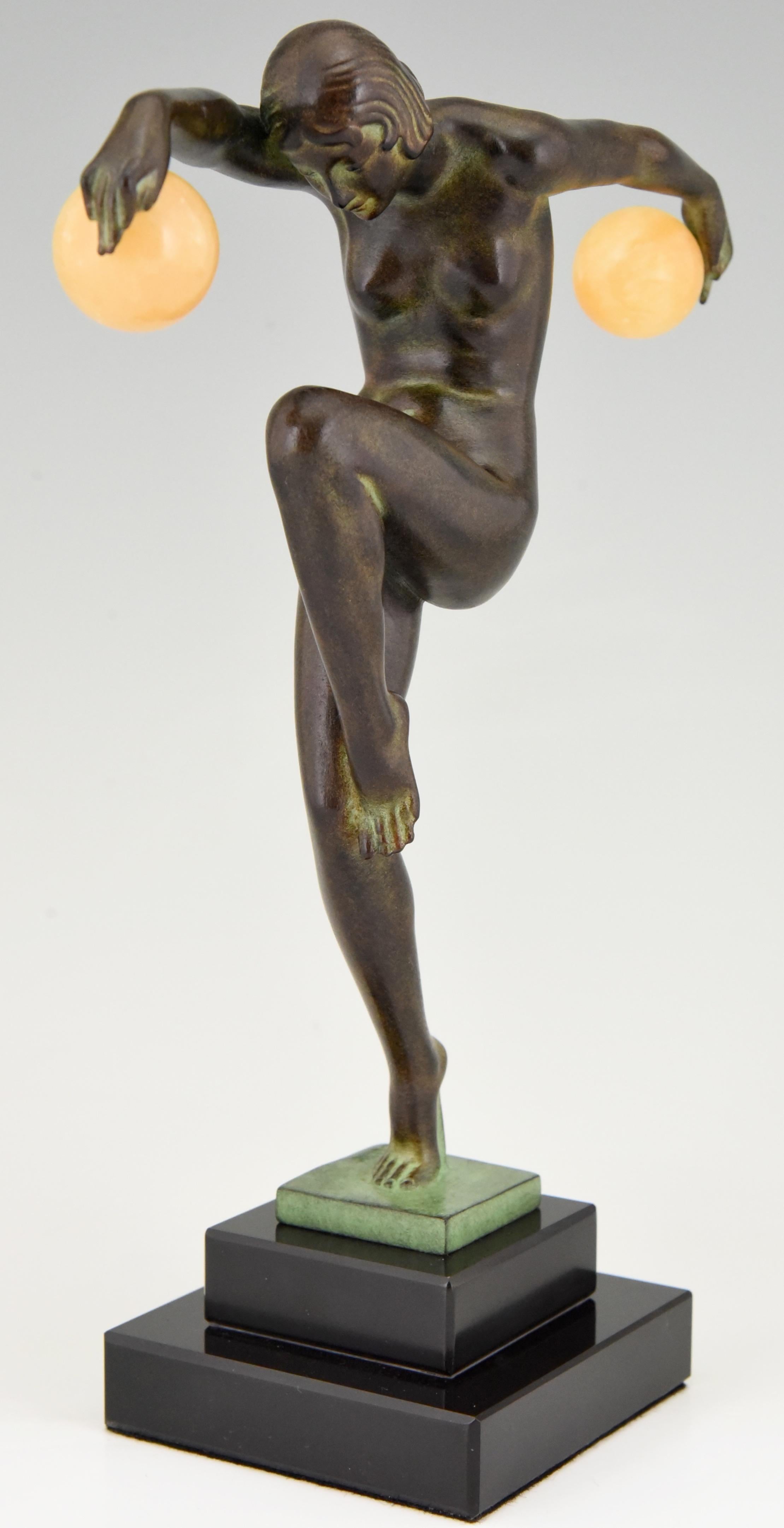 Skulptur im Art-déco-Stil, tanzender Akt mit Kugeln, von Denis für Max Le Verrier (Art déco) im Angebot