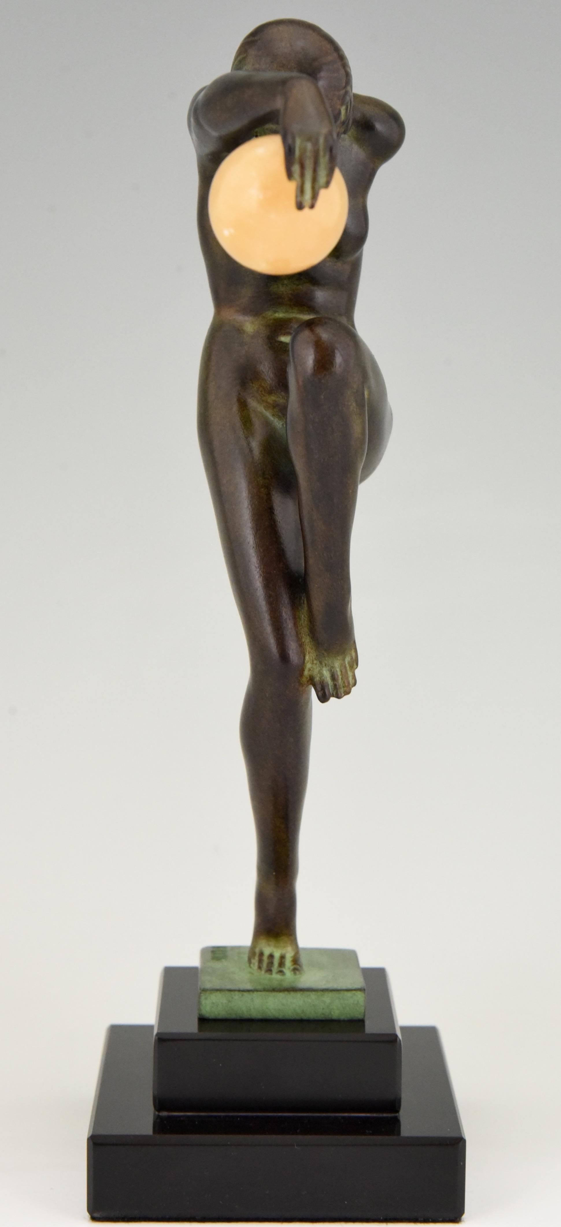 Skulptur im Art-déco-Stil, tanzender Akt mit Kugeln, von Denis für Max Le Verrier (Französisch) im Angebot