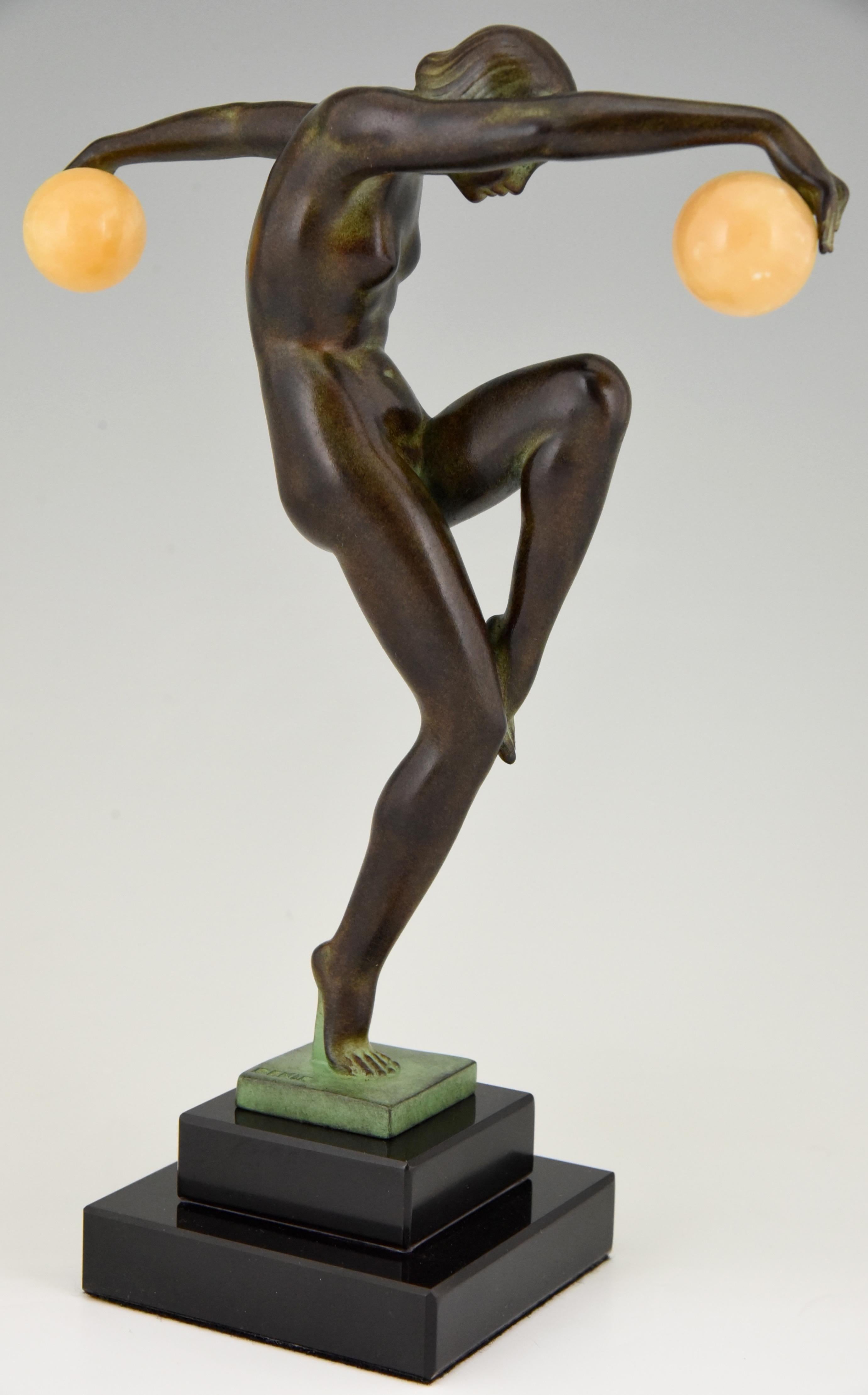 Skulptur im Art-déco-Stil, tanzender Akt mit Kugeln, von Denis für Max Le Verrier (Patiniert) im Angebot
