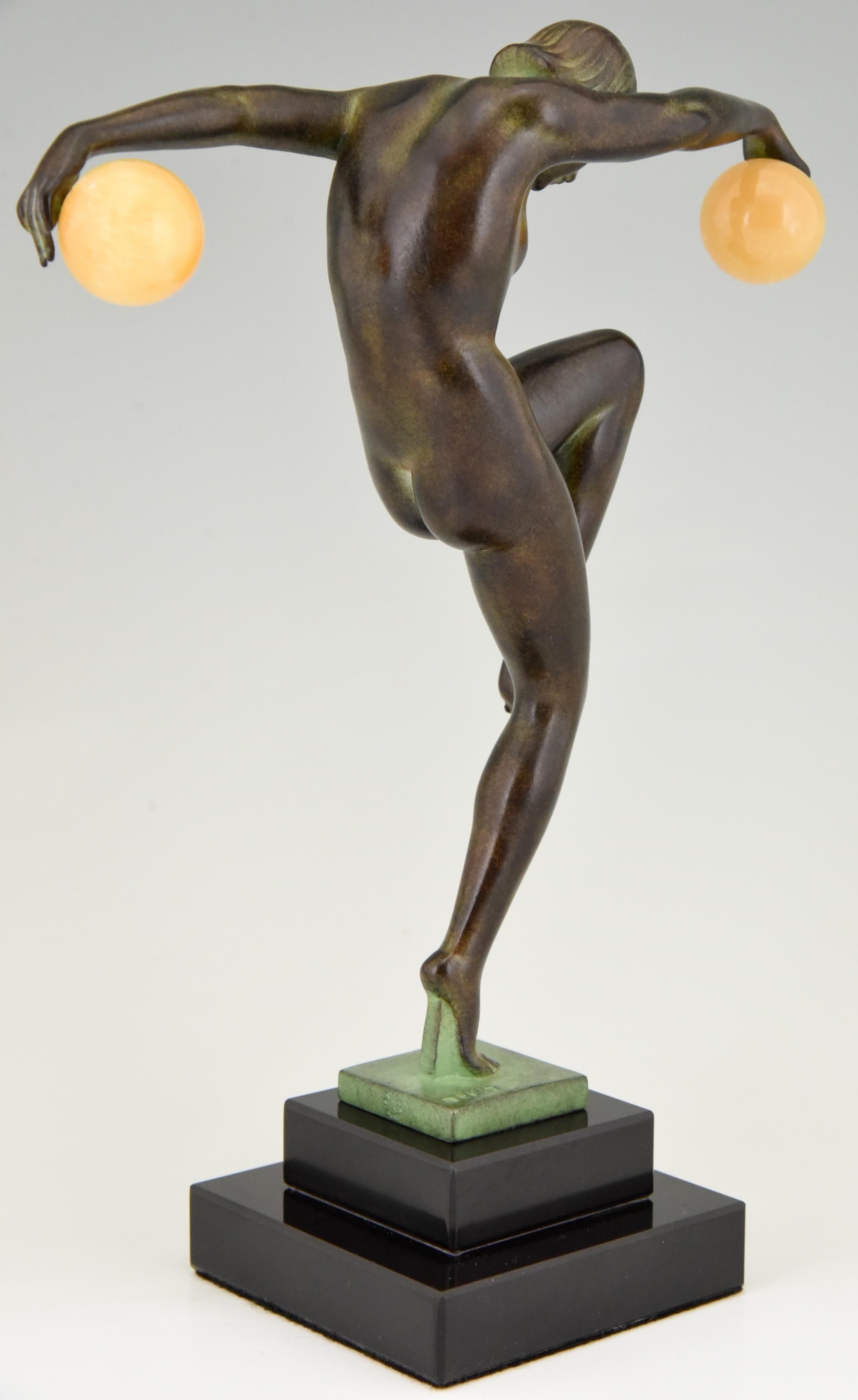 Metallo Scultura in stile Art Déco Nudo danzante con palline di Denis per Max Le Verrier in vendita