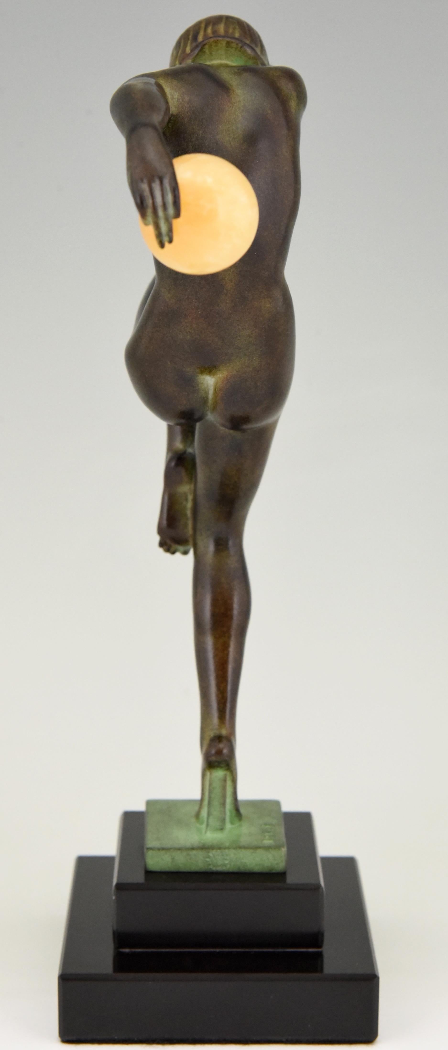 Scultura in stile Art Déco Nudo danzante con palline di Denis per Max Le Verrier in vendita 1