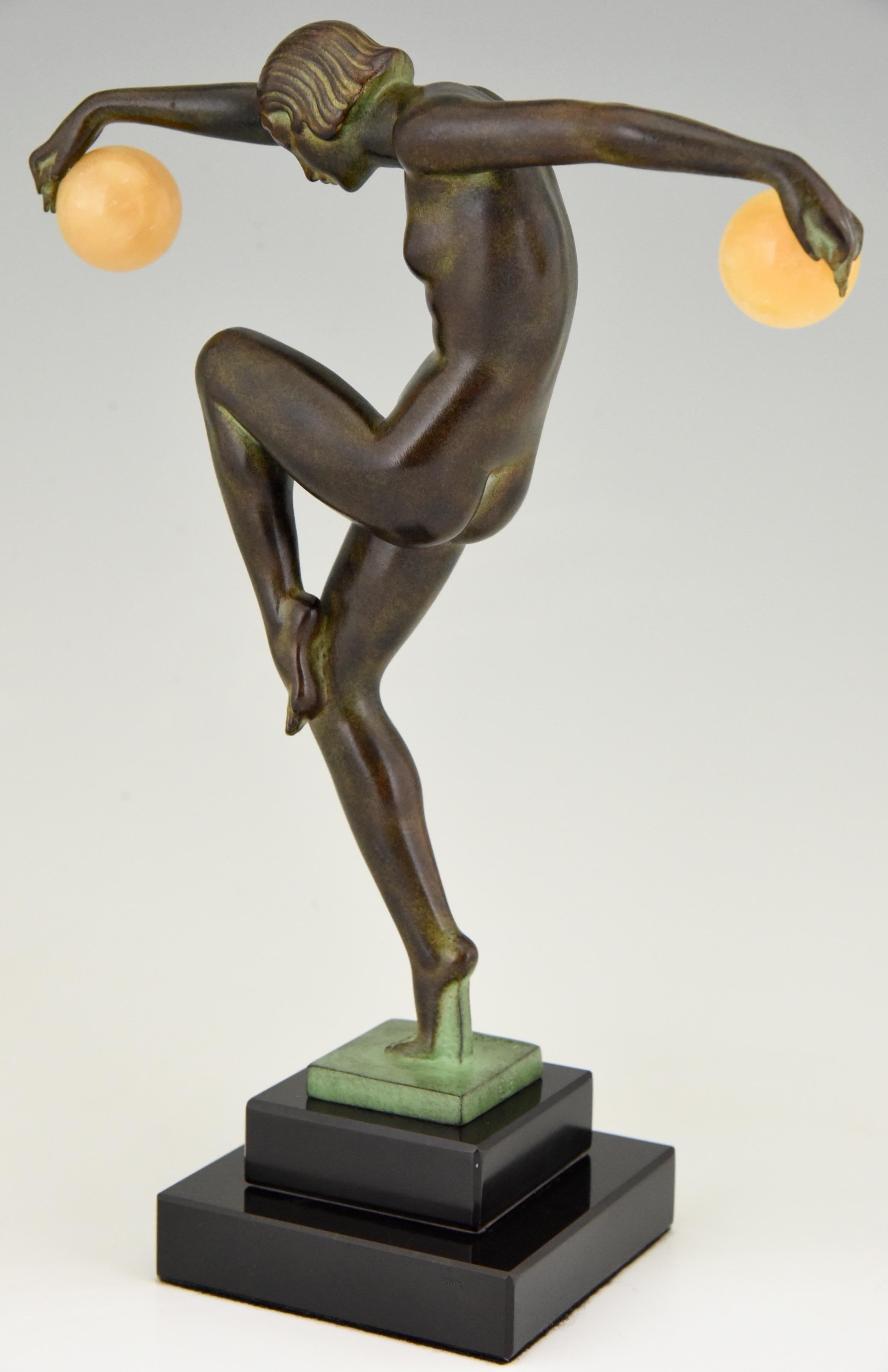 Sculpture de style Art Déco - Nu dansant avec des boules par Denis pour Max Le Verrier 1