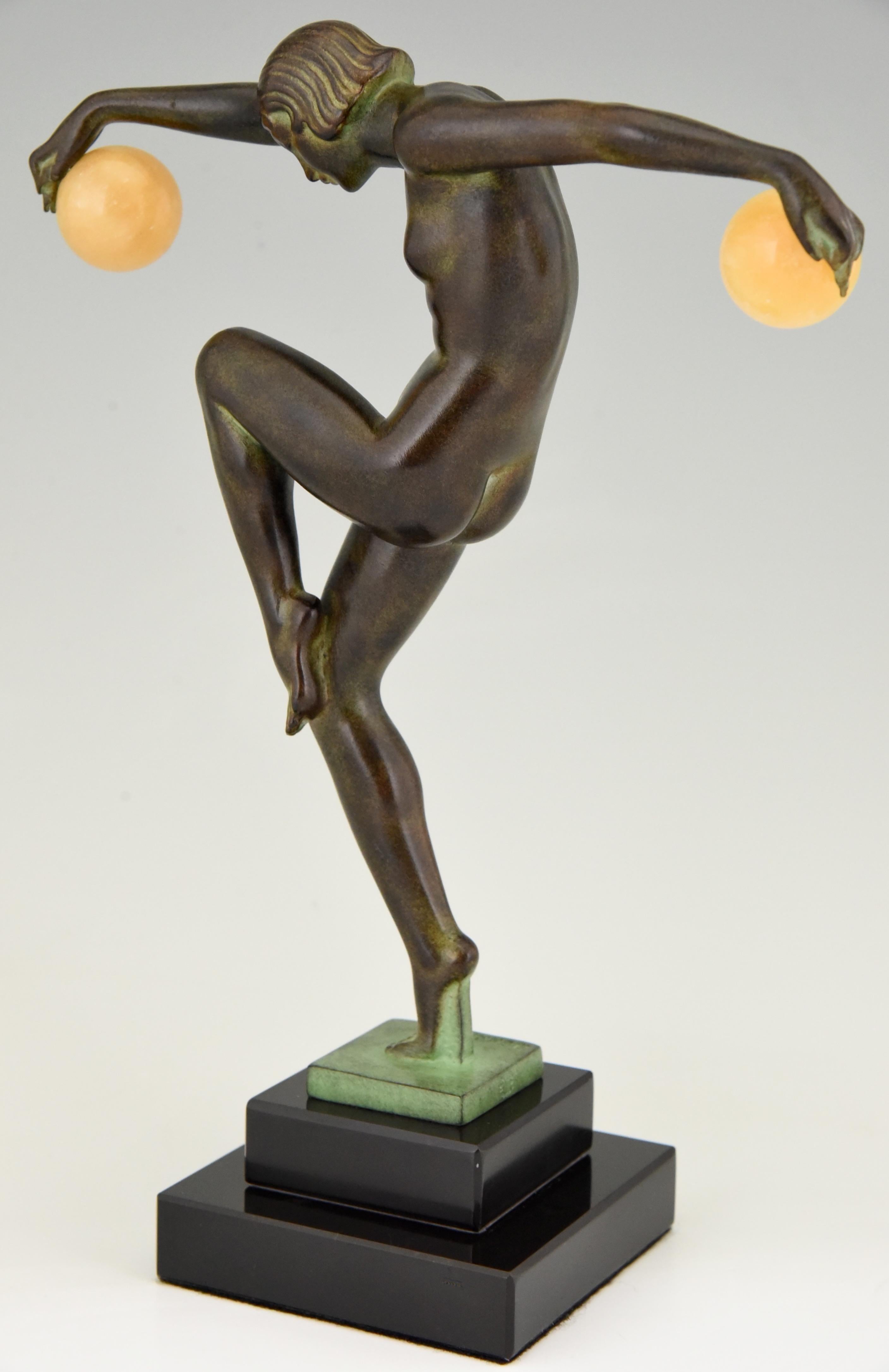 Scultura in stile Art Déco Nudo danzante con palline di Denis per Max Le Verrier in vendita 2
