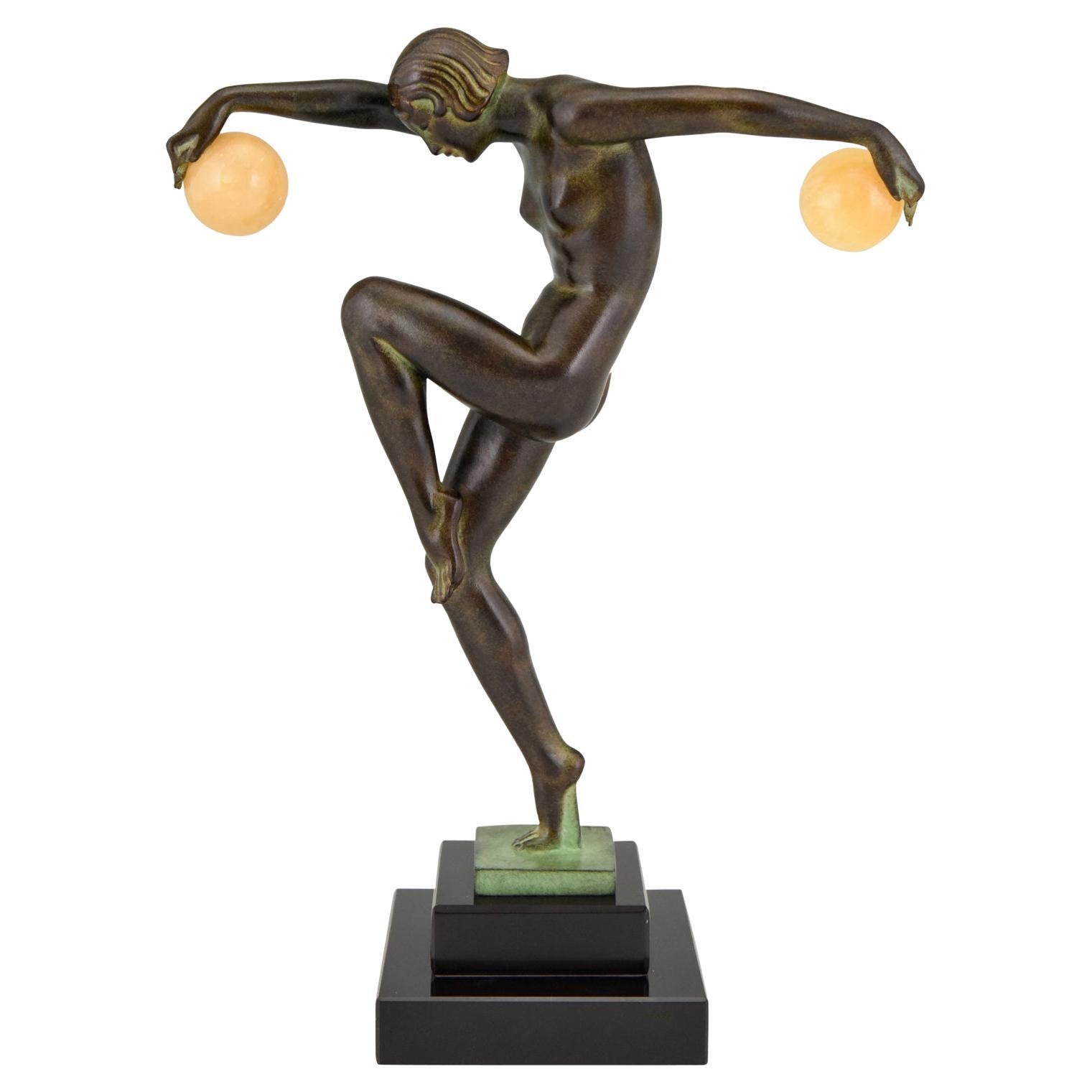 Sculpture de style Art Déco - Nu dansant avec des boules par Denis pour Max Le Verrier en vente
