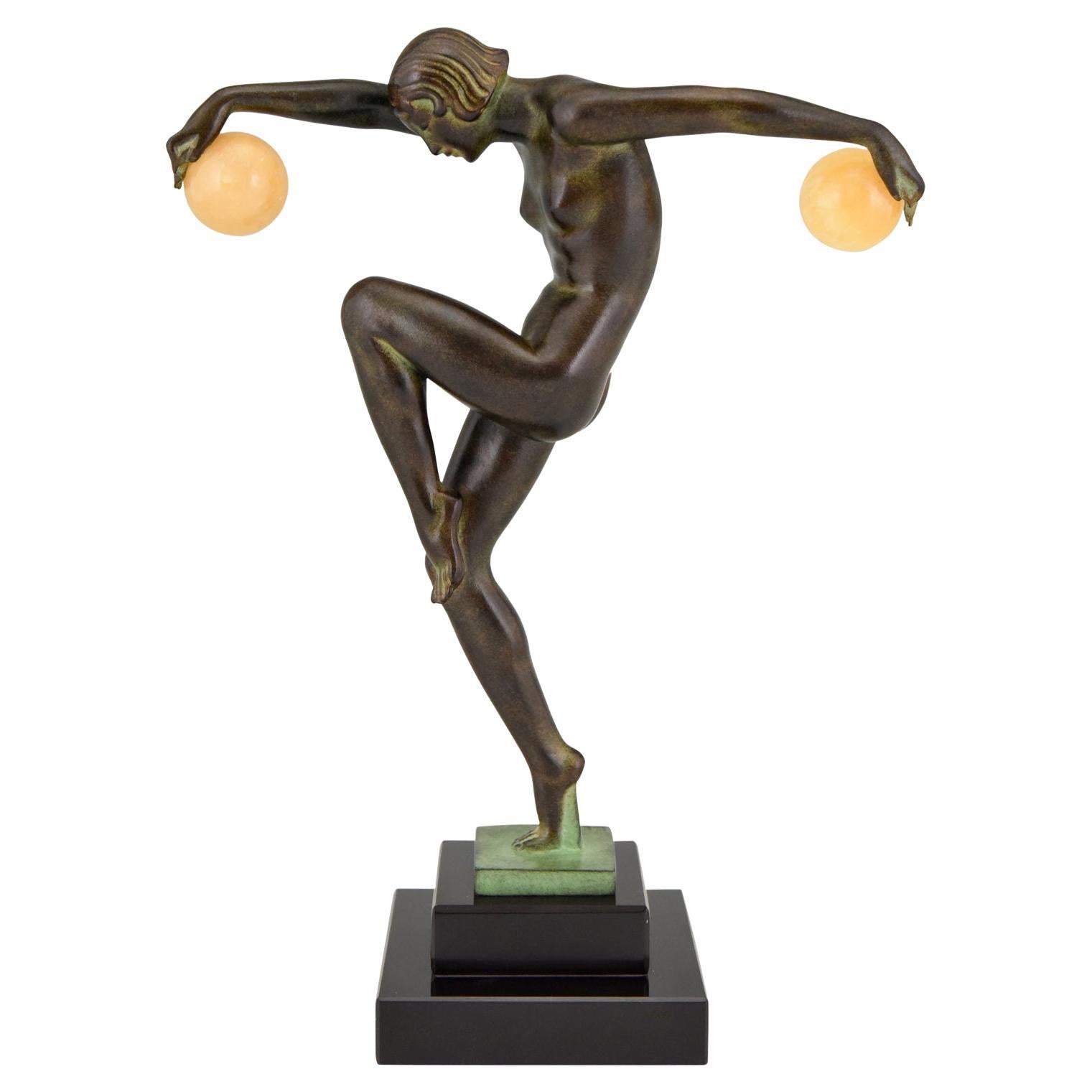 Sculpture de style Art Déco - Nu dansant avec des boules par Denis pour Max Le Verrier