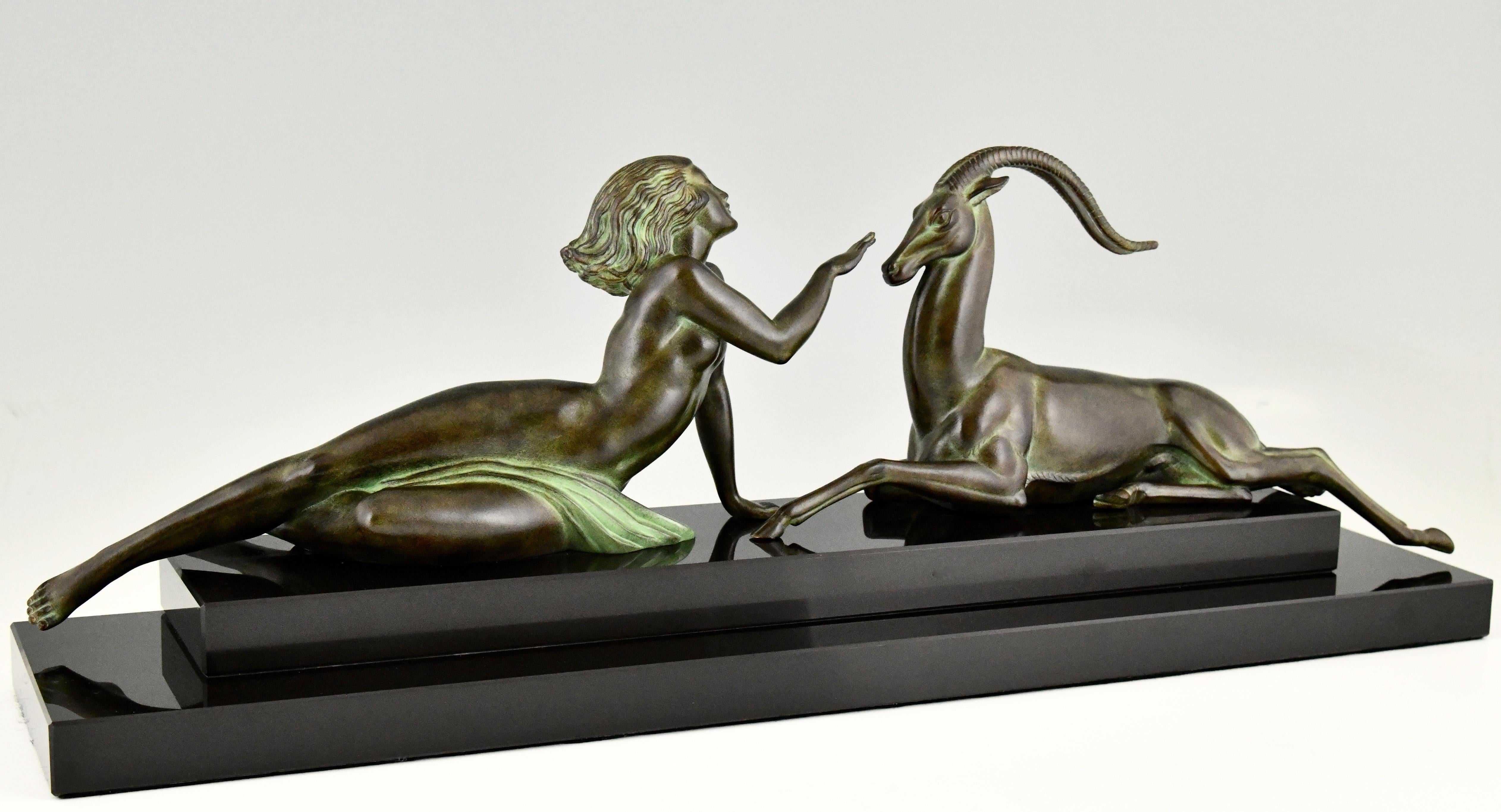 Séduction, élégante sculpture de style Art Deco Style d'une femme nue avec gazelle par Pierre Le Faguays pour Max Le Verrier, signée Fayal et avec cachet de la fonderie. 
Métal d'art patiné vert foncé sur une base en marbre noir. 

Ce modèle est