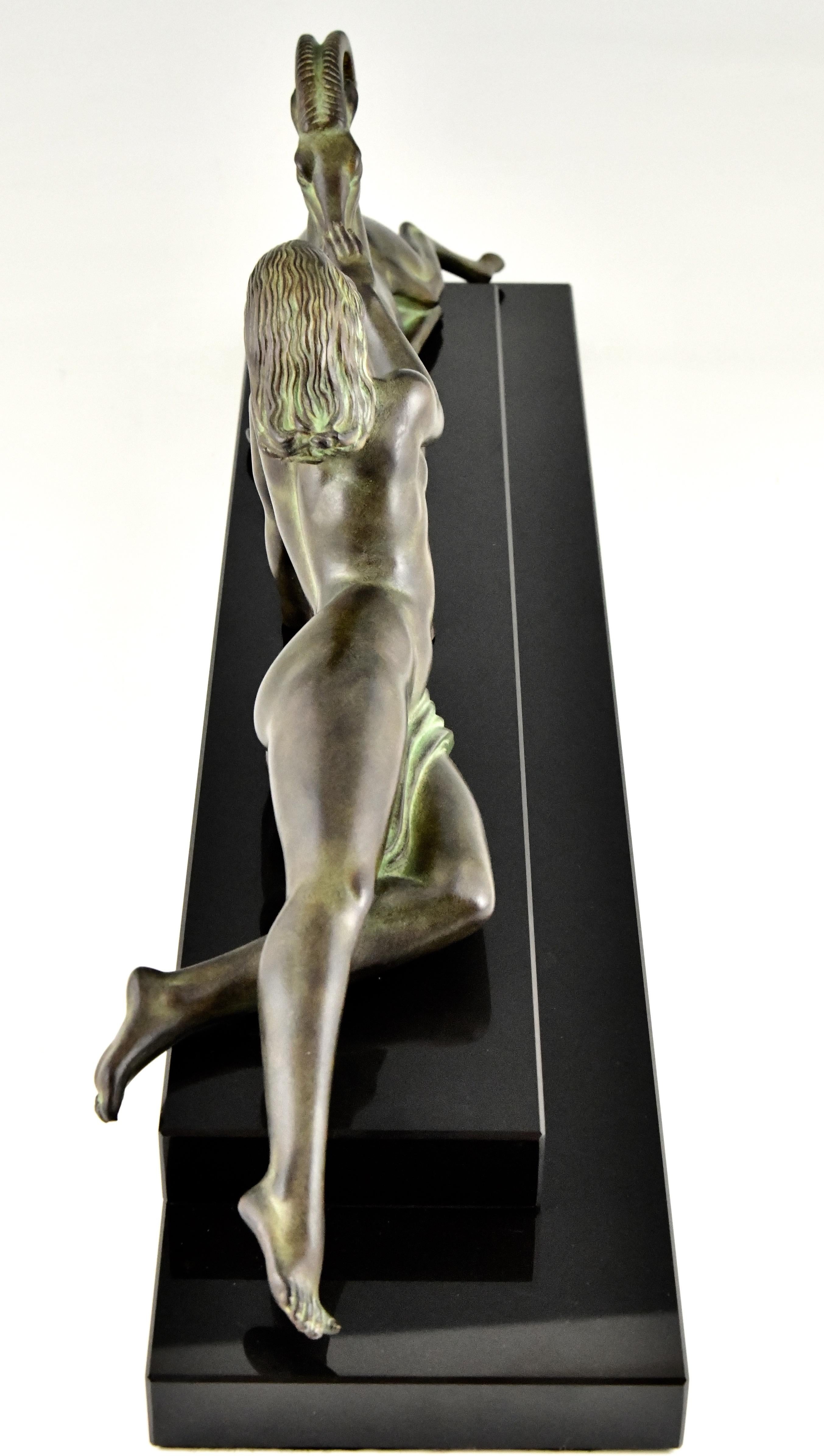 Patiné Sculpture de style Art déco nu et gazelle séduction Fayral & Max Le Verrier en vente