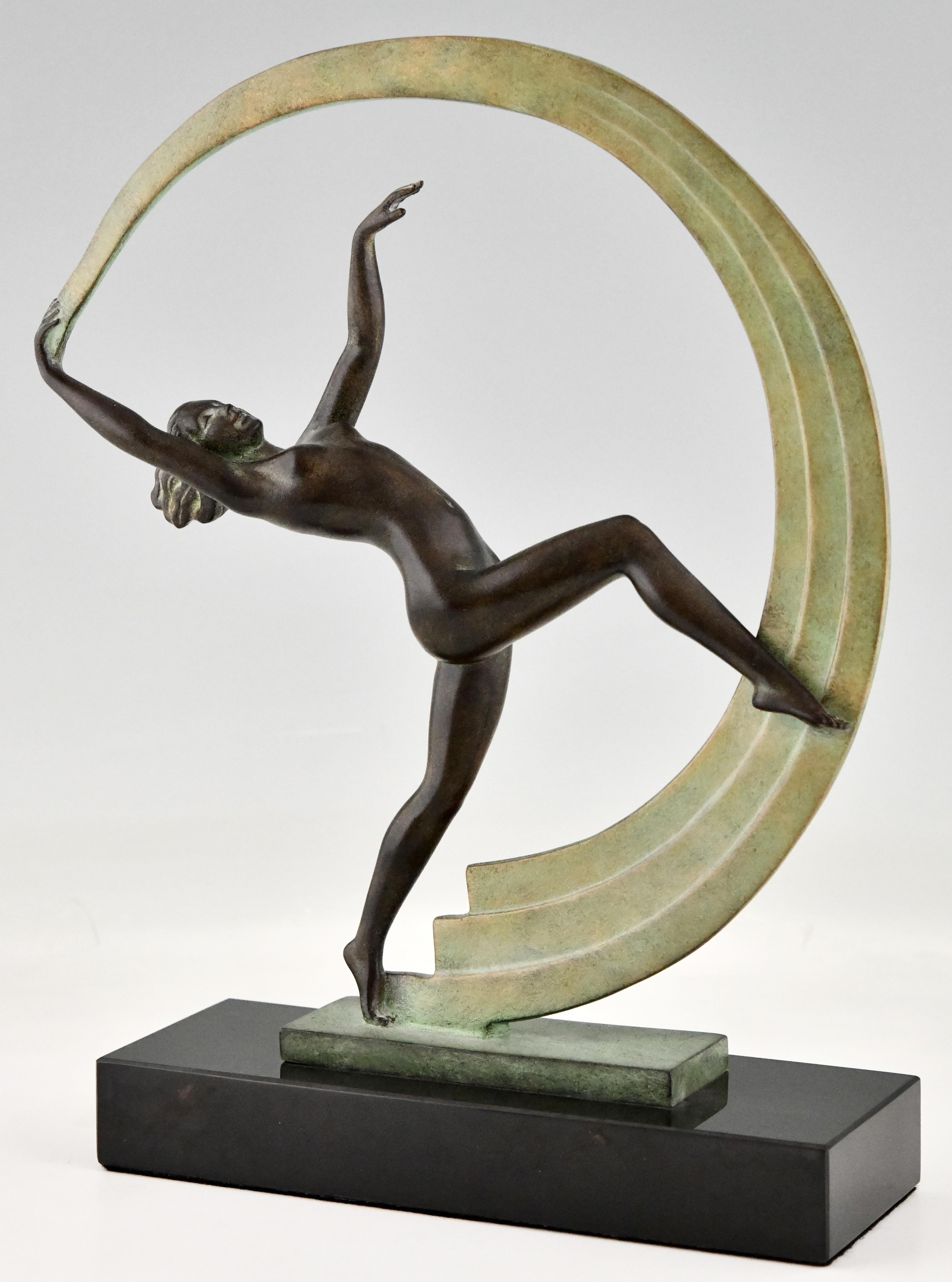 Escultura estilo Art Déco bailarina desnuda con pañuelo Bacchanale de Janle para Max Le Verrier.
Metal artístico patinado sobre una base de mármol negro. Firmado y con marca de fundición. 
Francia. 

Esta escultura está ilustrada en:
Escultura Art