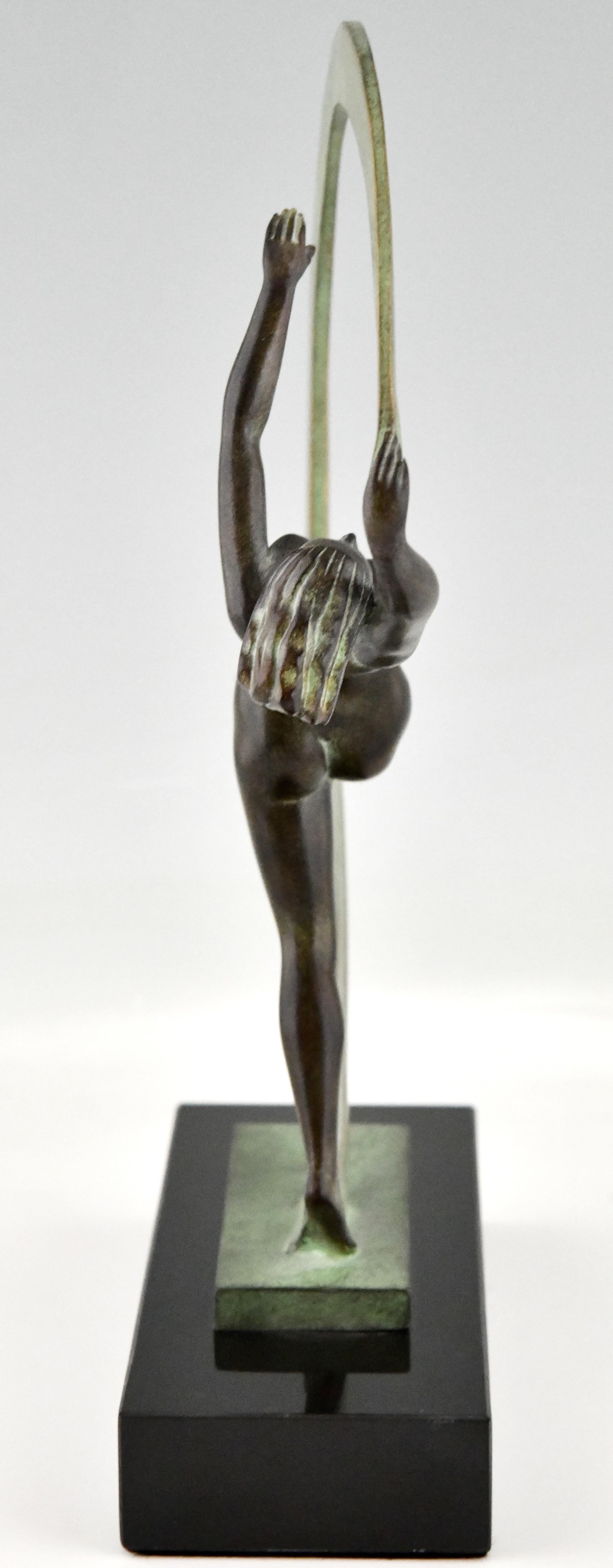 Escultura estilo Art Déco bailarina desnuda con pañuelo Bacchanale de Janle & Max Le Verrier Metal en venta