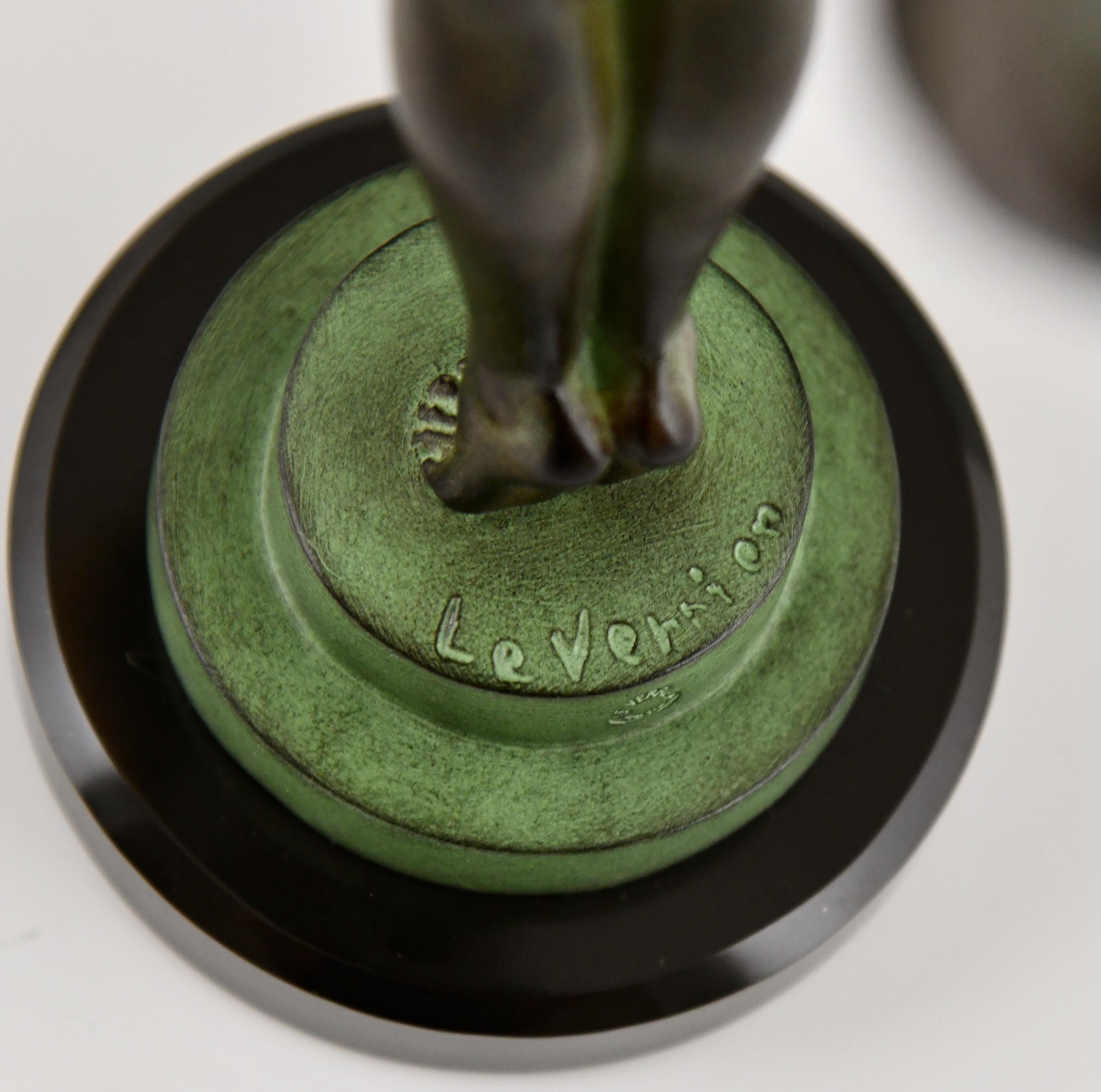 Escultura de estilo Art Déco desnudo con pelota LUEUR de Max Le Verrier Paris en venta 2