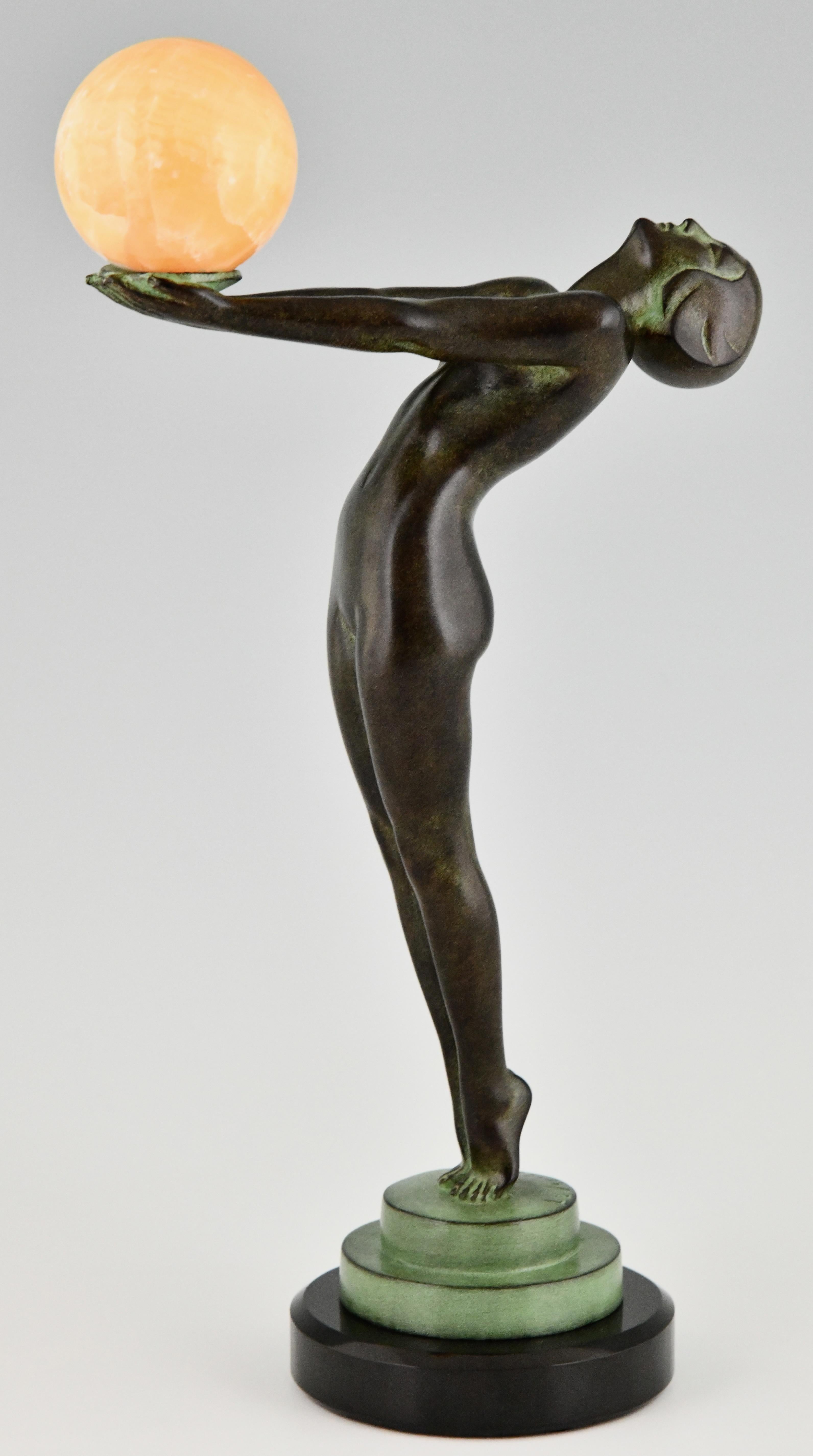 Escultura de estilo Art Déco desnudo con pelota de Max le Verrier. 
Este modelo se llama LUEUR. 
Metal Art Patinado sobre base de mármol negro belga. 
Bola de jade. 
Diseño 1930. u2028
Póstumo Elenco contemporáneo.

Esta escultura está ilustrada