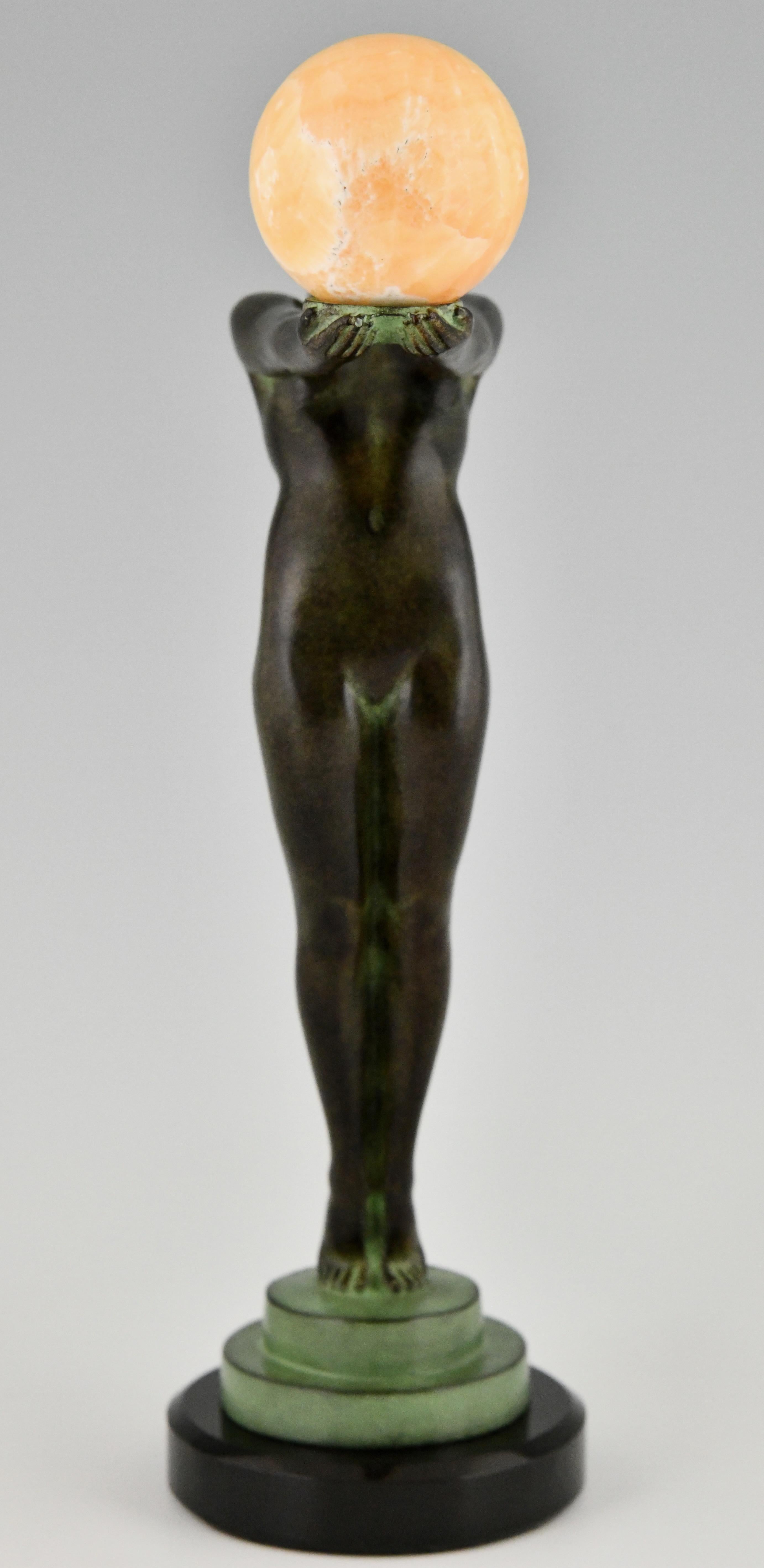 Escultura de estilo Art Déco desnudo con pelota LUEUR de Max Le Verrier Paris Art Decó en venta
