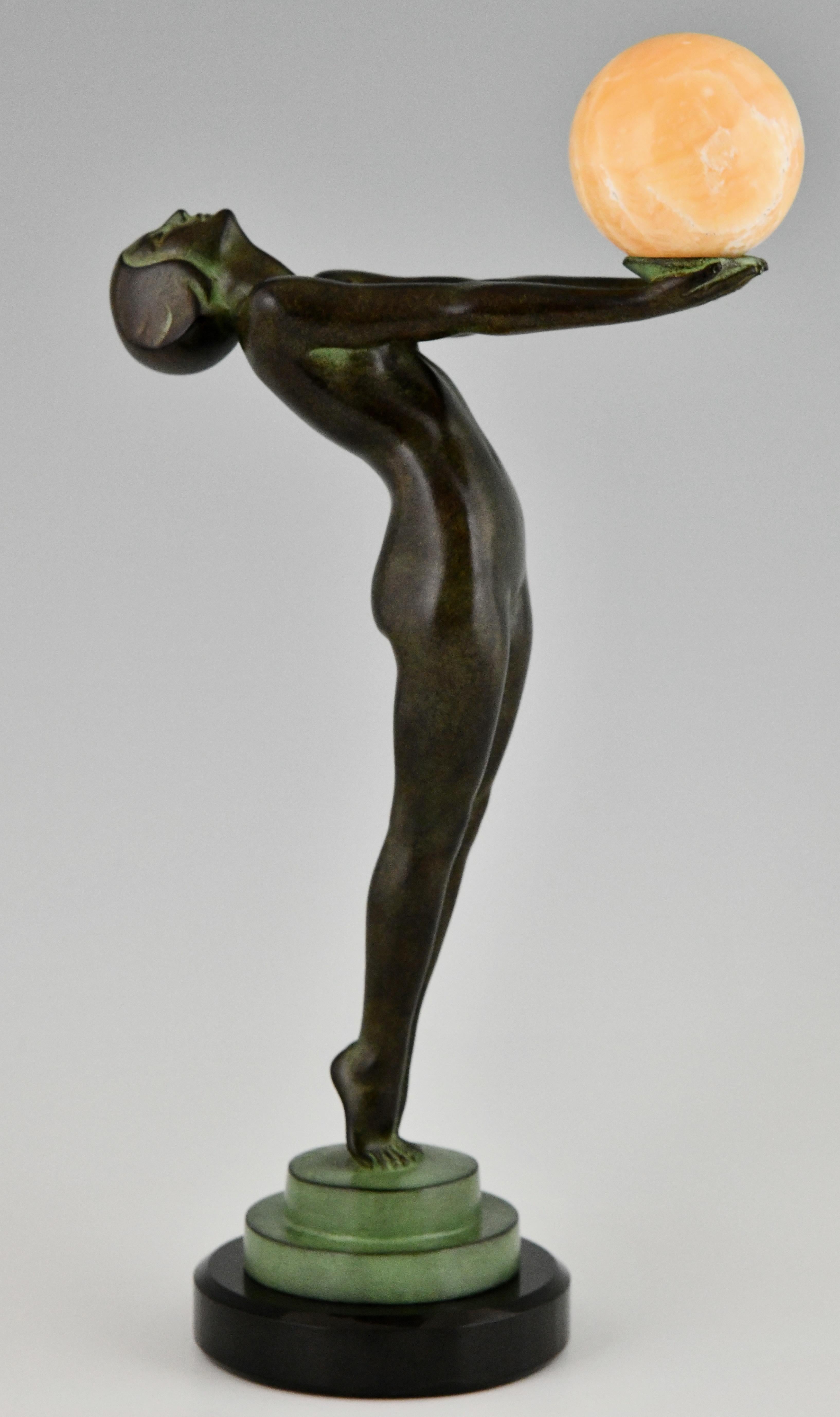 Escultura de estilo Art Déco desnudo con pelota LUEUR de Max Le Verrier Paris Francés en venta