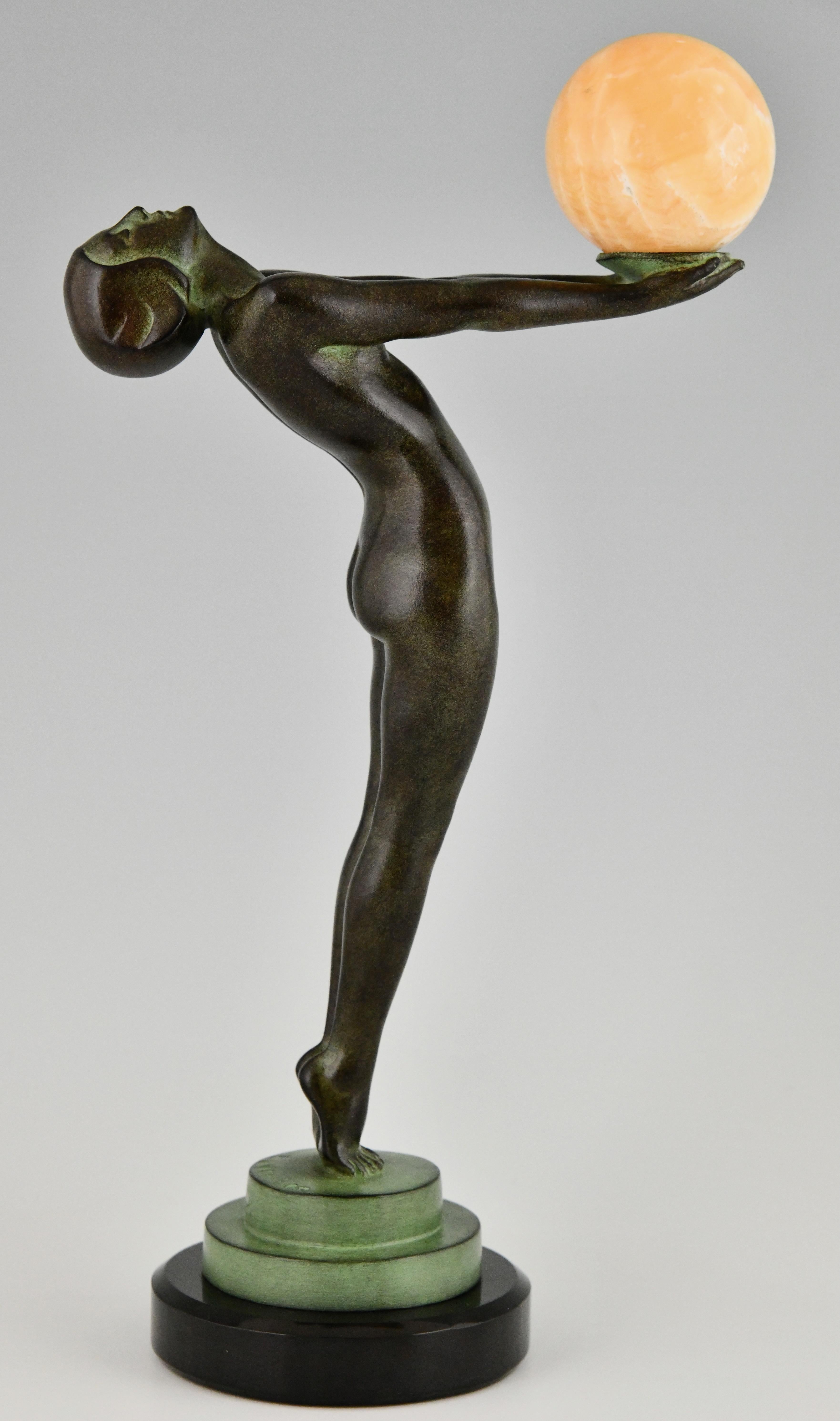 Escultura de estilo Art Déco desnudo con pelota LUEUR de Max Le Verrier Paris Patinado en venta