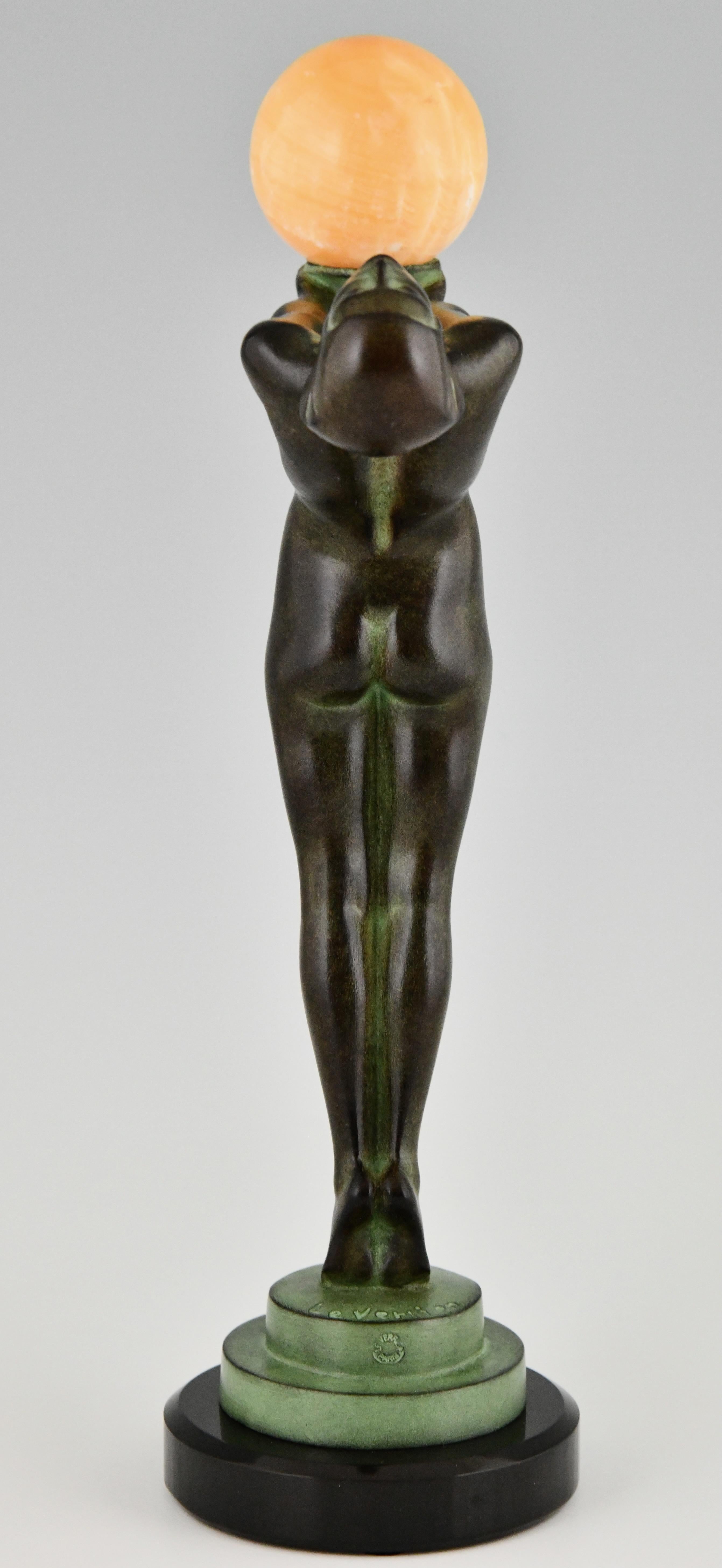 Escultura de estilo Art Déco desnudo con pelota LUEUR de Max Le Verrier Paris Siglo XXI y contemporáneo en venta