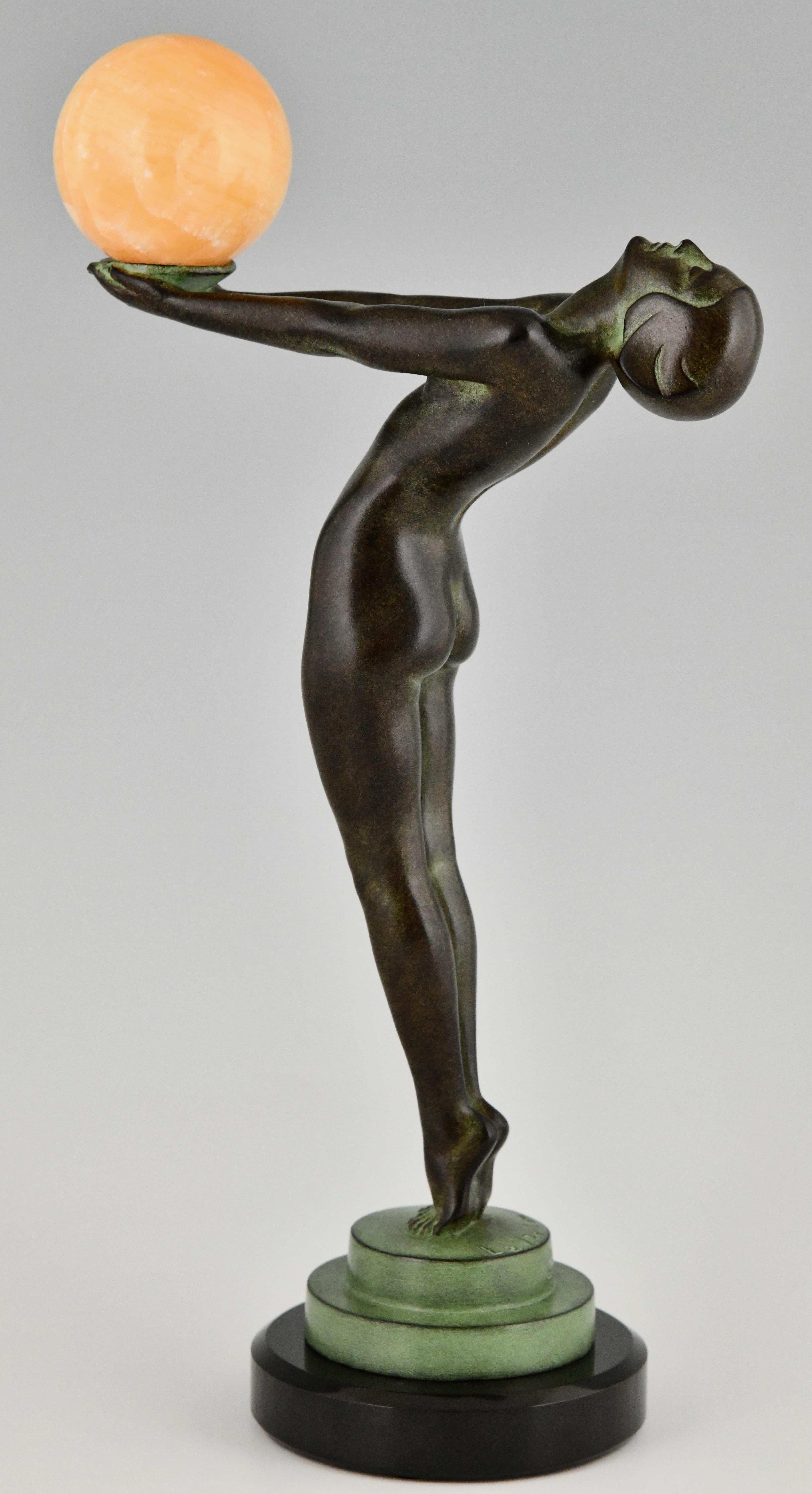 Escultura de estilo Art Déco desnudo con pelota LUEUR de Max Le Verrier Paris Metal en venta