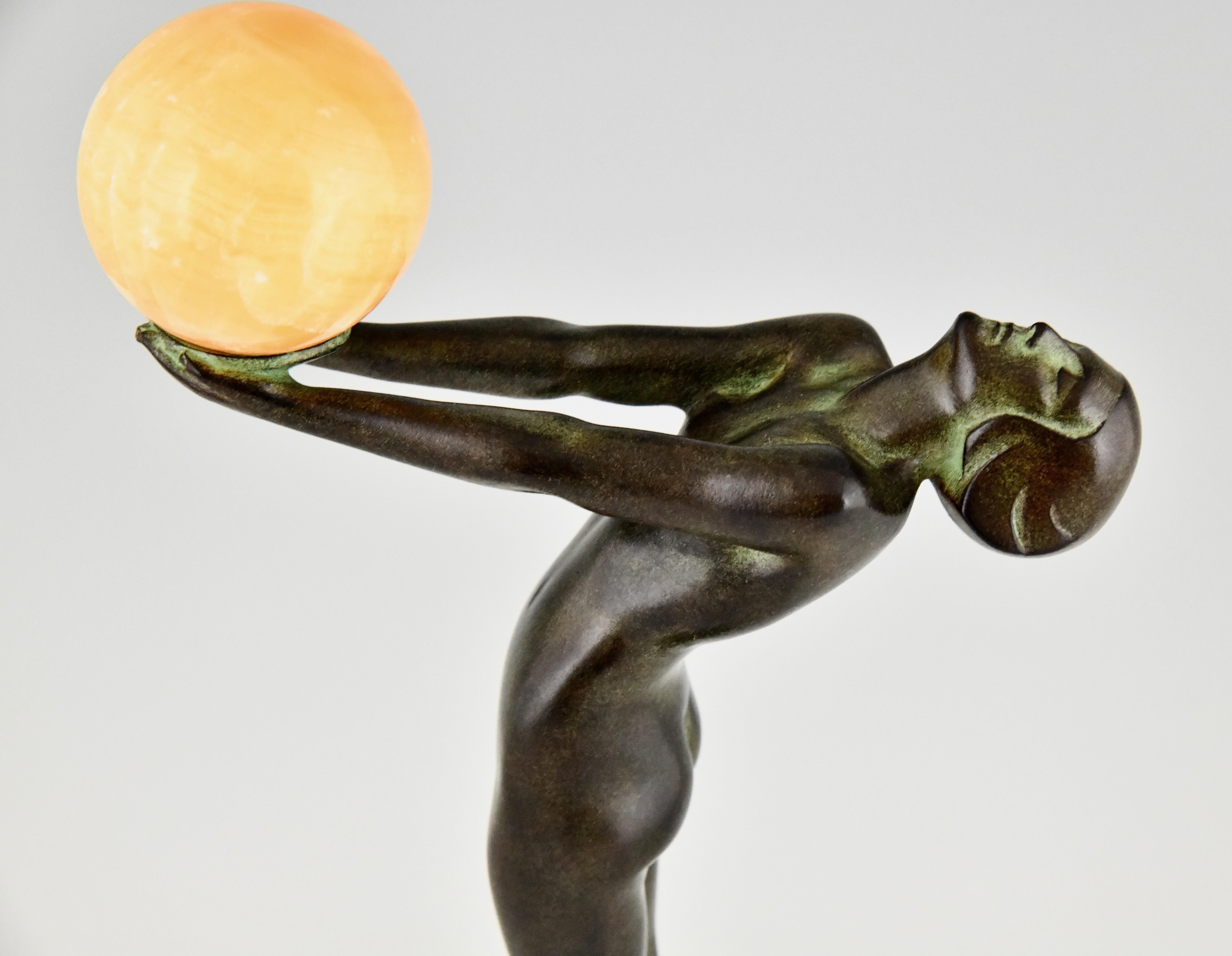 Escultura de estilo Art Déco desnudo con pelota LUEUR de Max Le Verrier Paris en venta 1