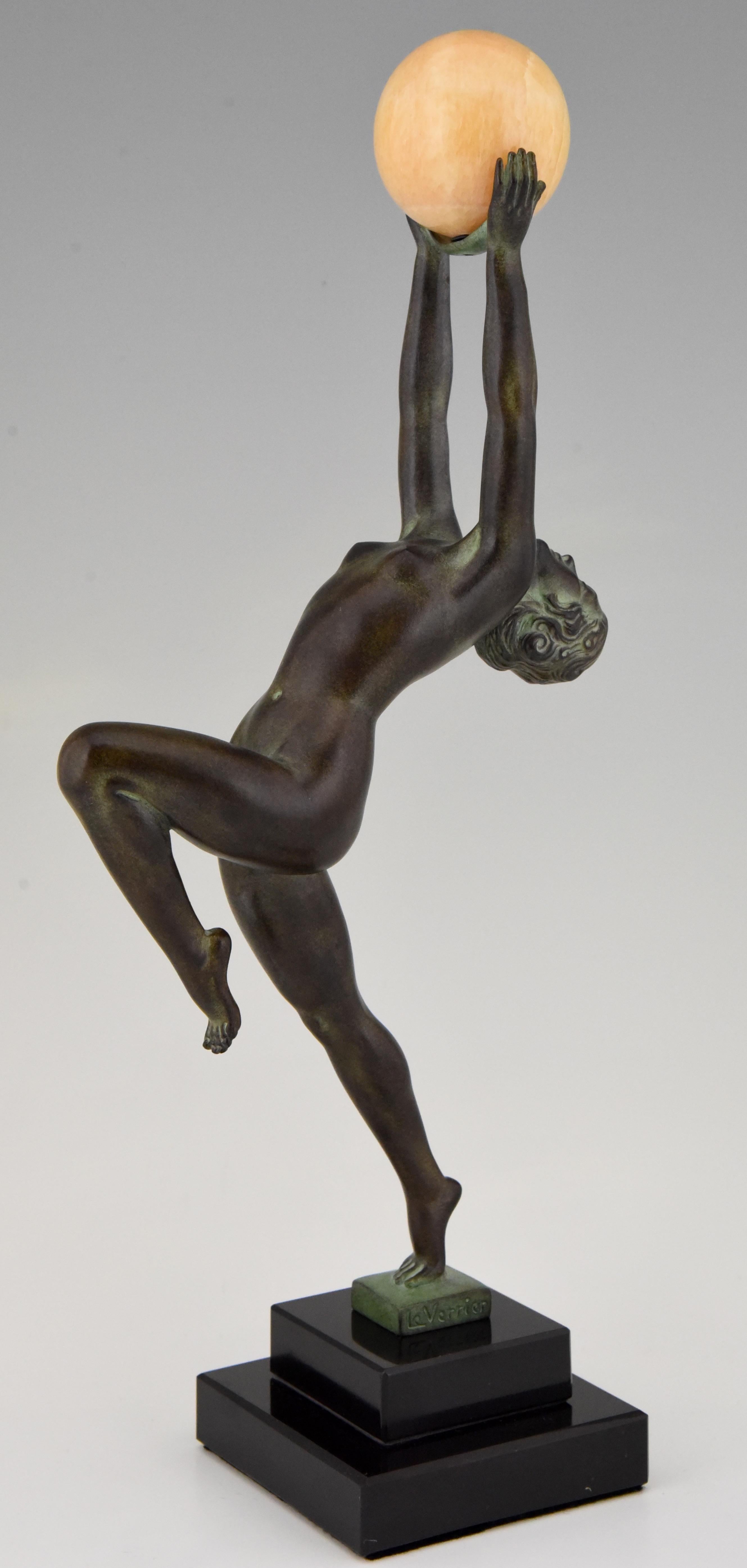 Scultura in stile Art Deco di una ballerina con palla Jeu firmata da Max Le Verrier. 
Con il marchio della fonderia Le Verrier.
Design 1930.
Calco contemporaneo postumo della fonderia Le Verrier. 
Con certificato di autenticità. 

Questa scultura è
