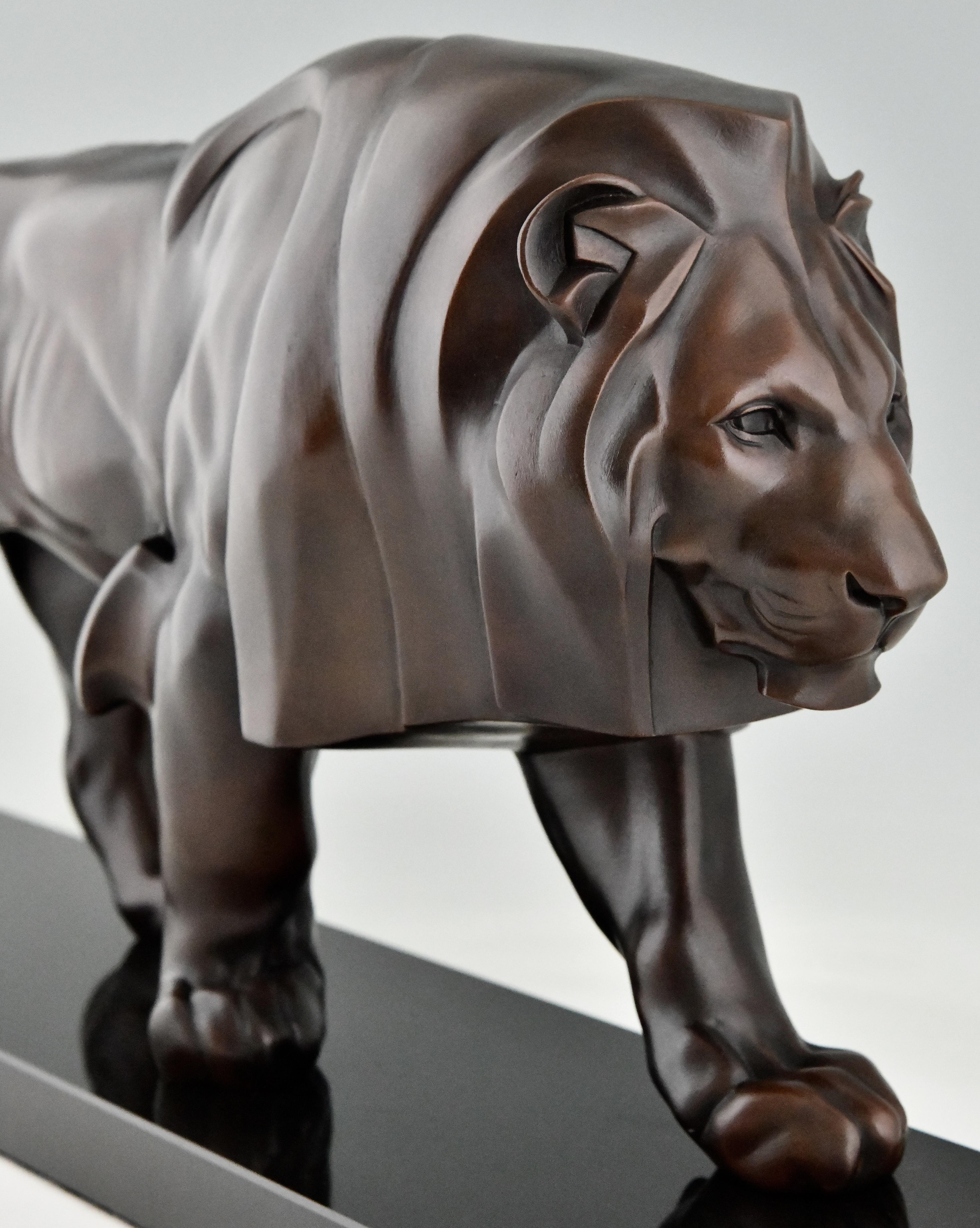 Skulptur eines gehenden Löwen im Art-déco-Stil von Max Le Verrier, Original, Frankreich im Angebot 2