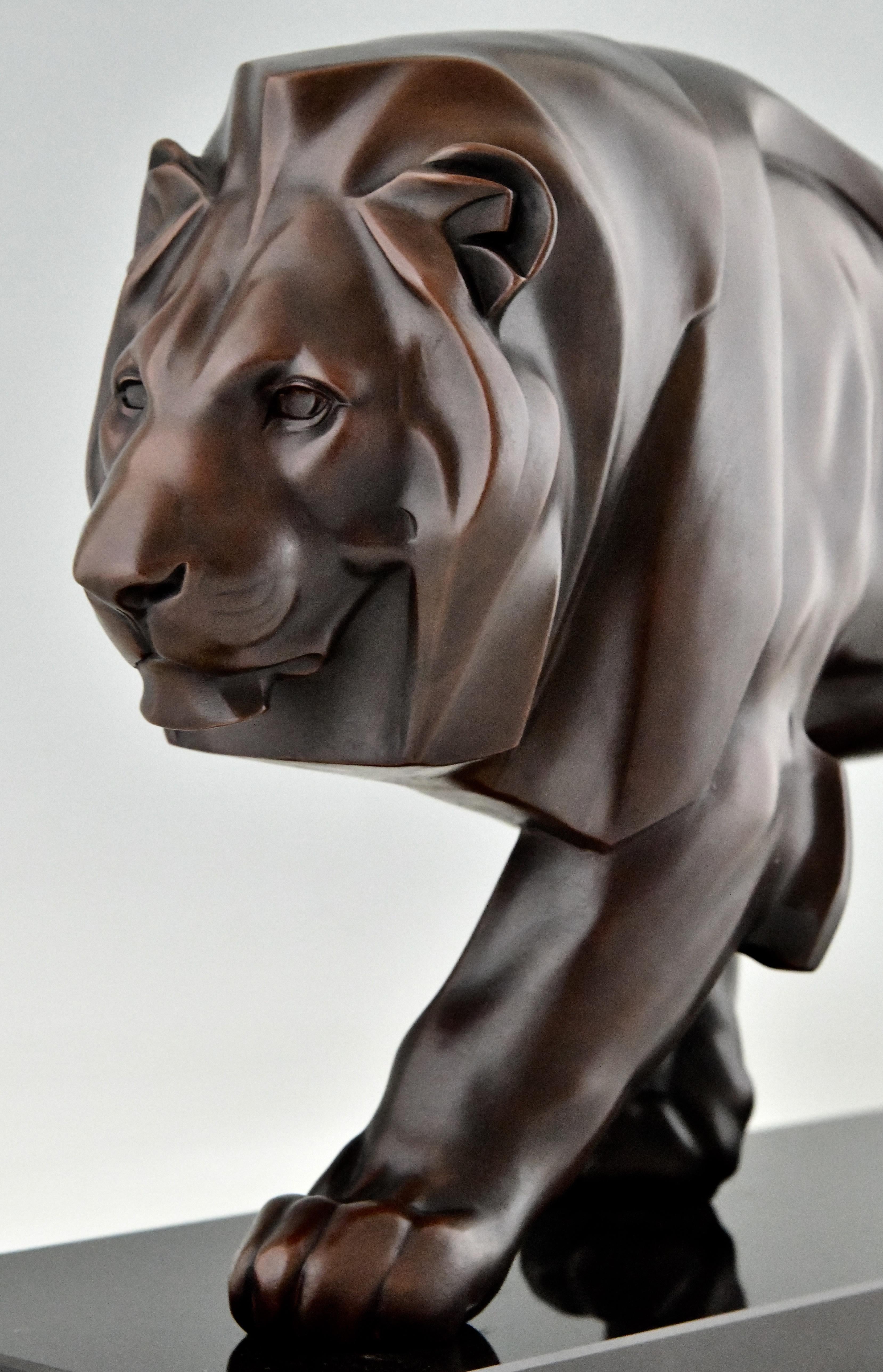 Sculpture originale de Max Le Verrier d'un lion marchant de style Art déco, France en vente 1