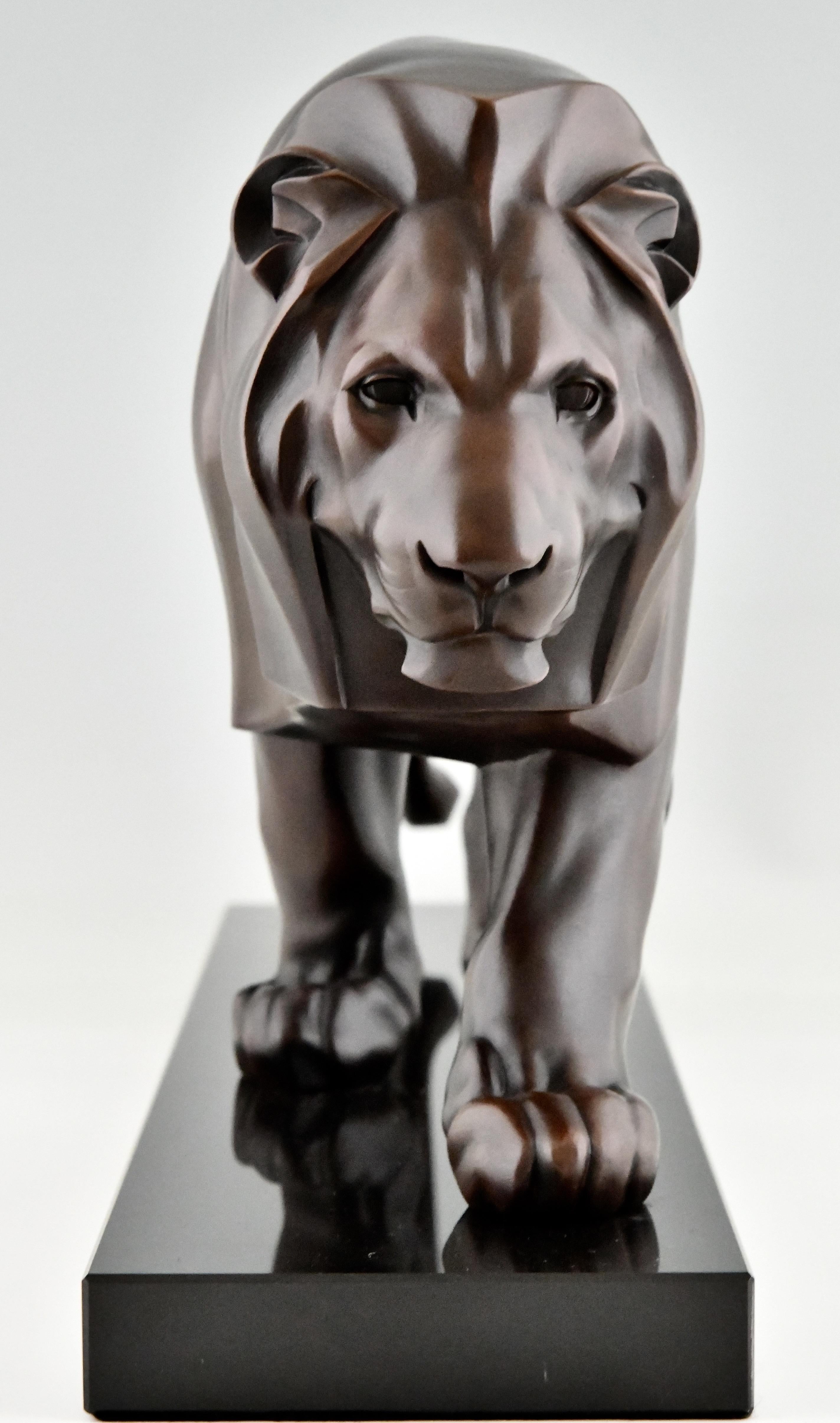 Skulptur eines gehenden Löwen im Art-déco-Stil von Max Le Verrier, Original, Frankreich (Patiniert) im Angebot