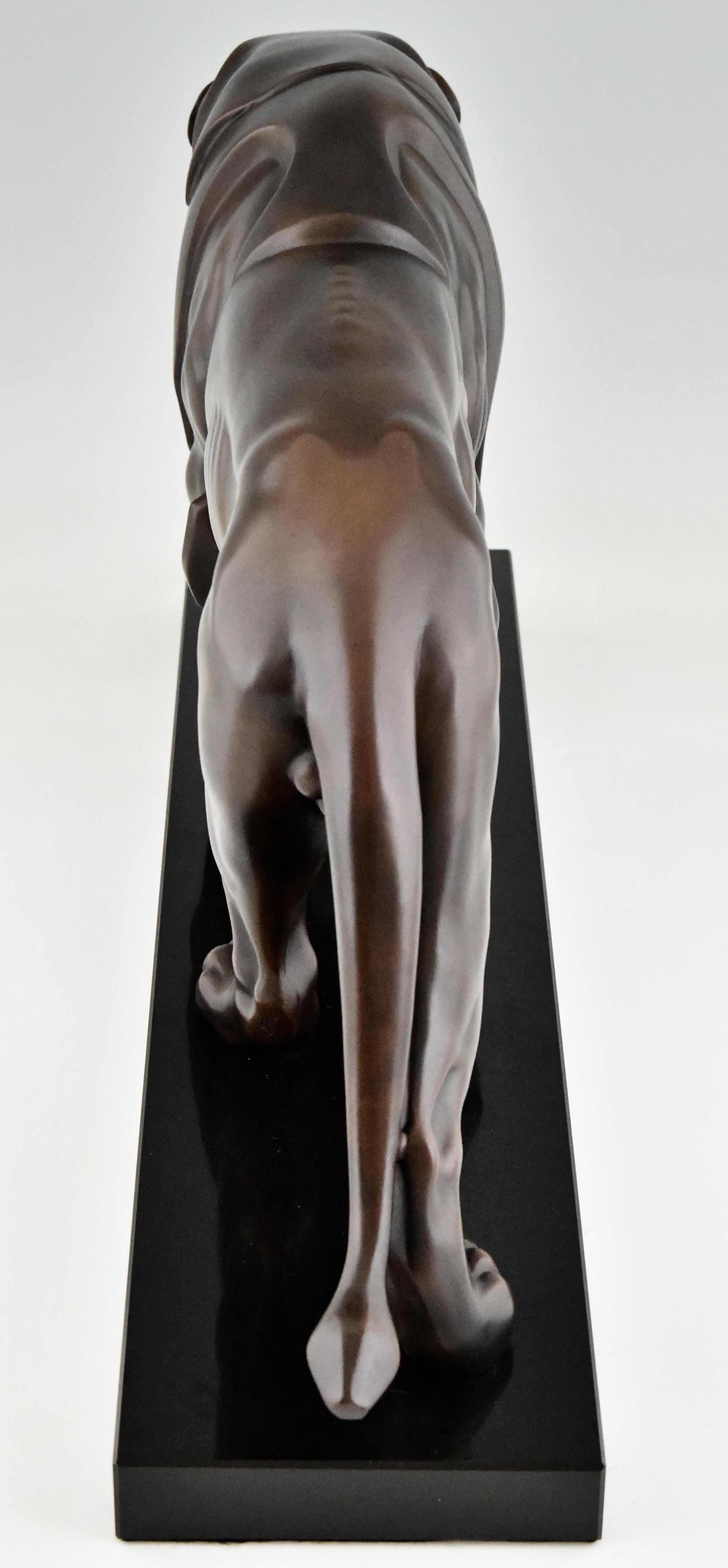Skulptur eines gehenden Löwen im Art-déco-Stil von Max Le Verrier, Original, Frankreich (Belgischer schwarzer Marmor) im Angebot