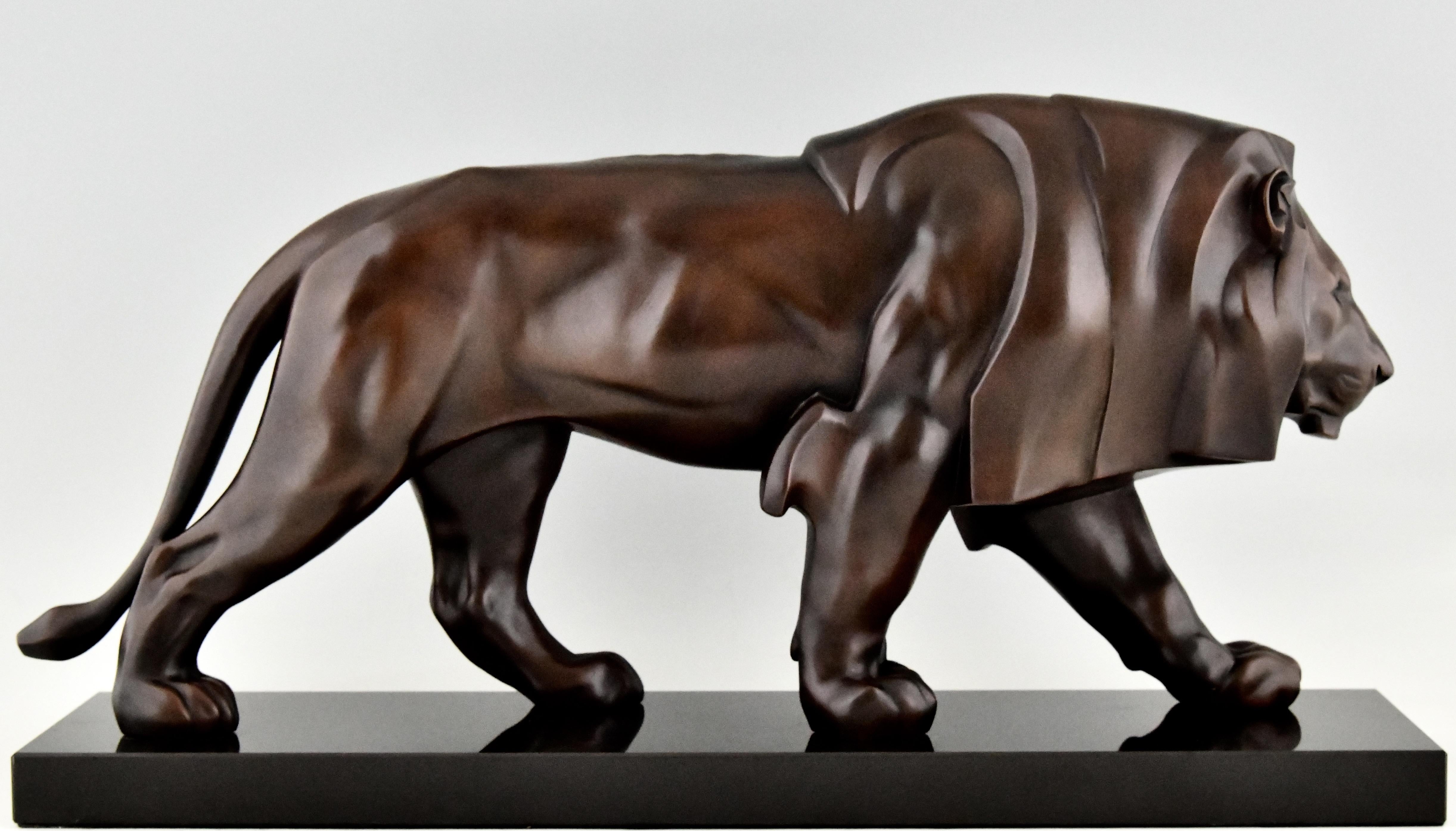 Impressionante scultura in stile Art Déco di un leone che cammina, opera del famoso scultore francese Max Le Verrier. 
Metallo artistico con una bella patina marrone scuro su una base di marmo nero. 
Fusione contemporanea postuma presso la fonderia