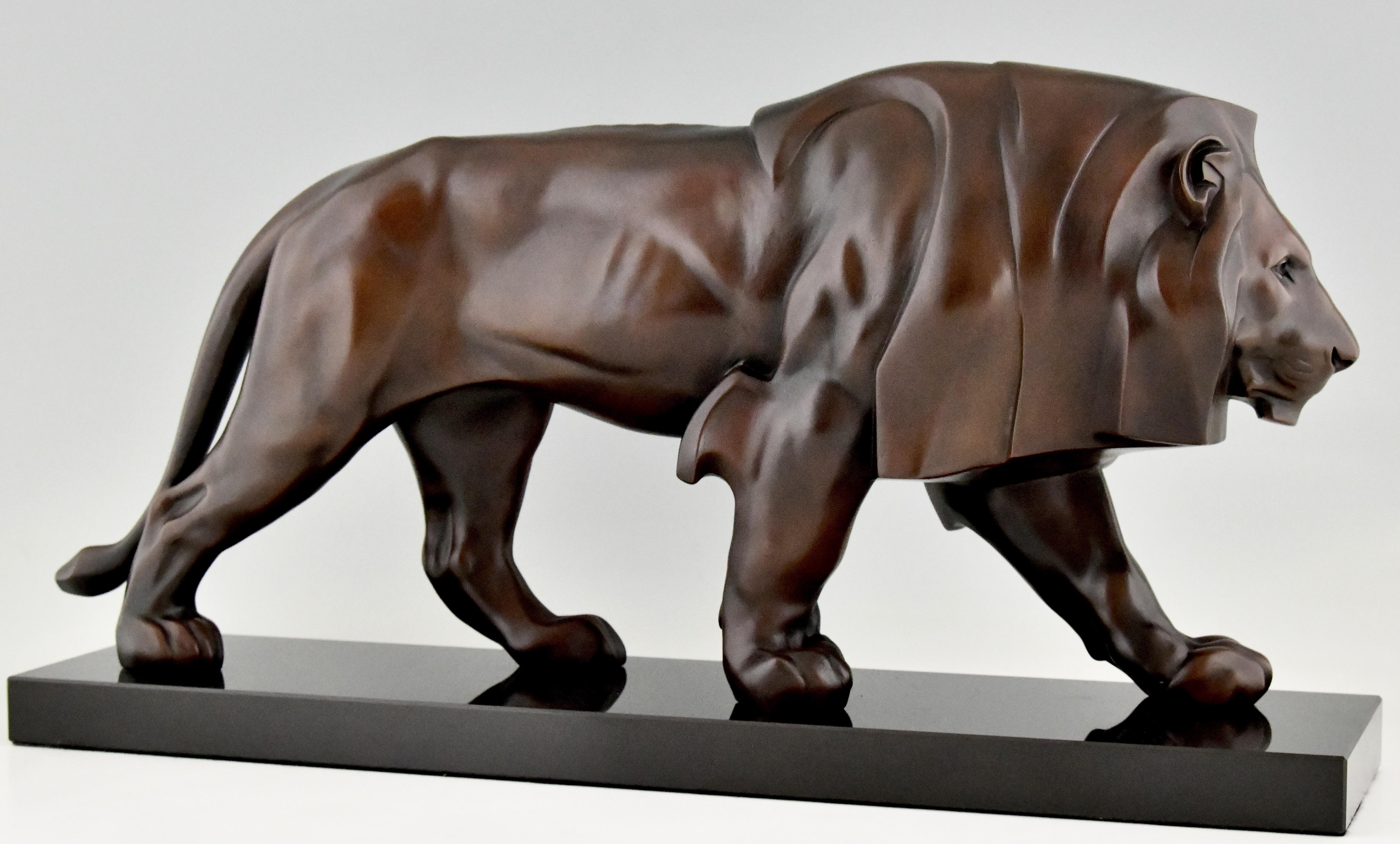 Francese Scultura in stile Art Déco di un leone che cammina di Max Le Verrier originale, Francia in vendita