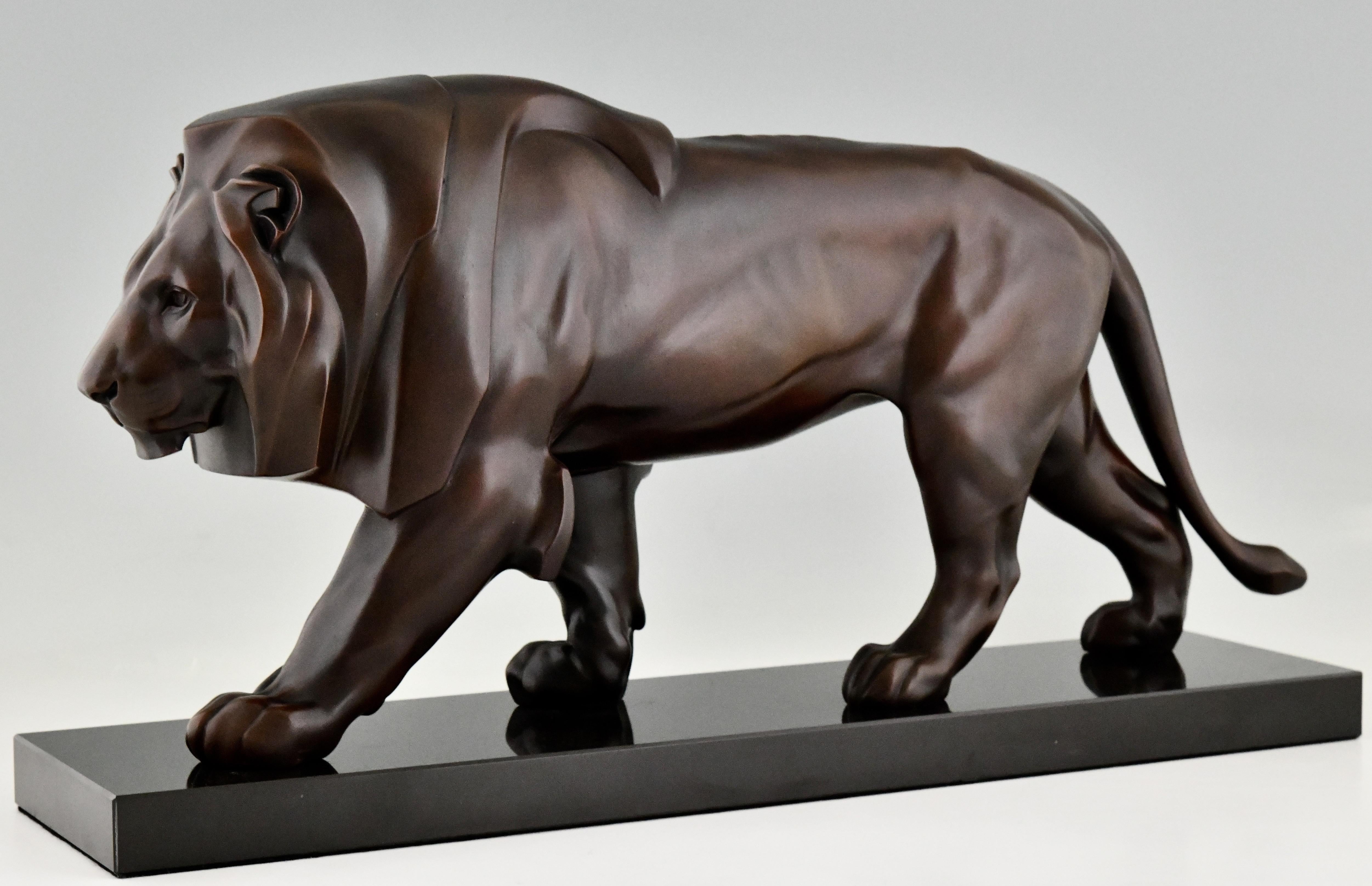 XXI secolo e contemporaneo Scultura in stile Art Déco di un leone che cammina di Max Le Verrier originale, Francia in vendita