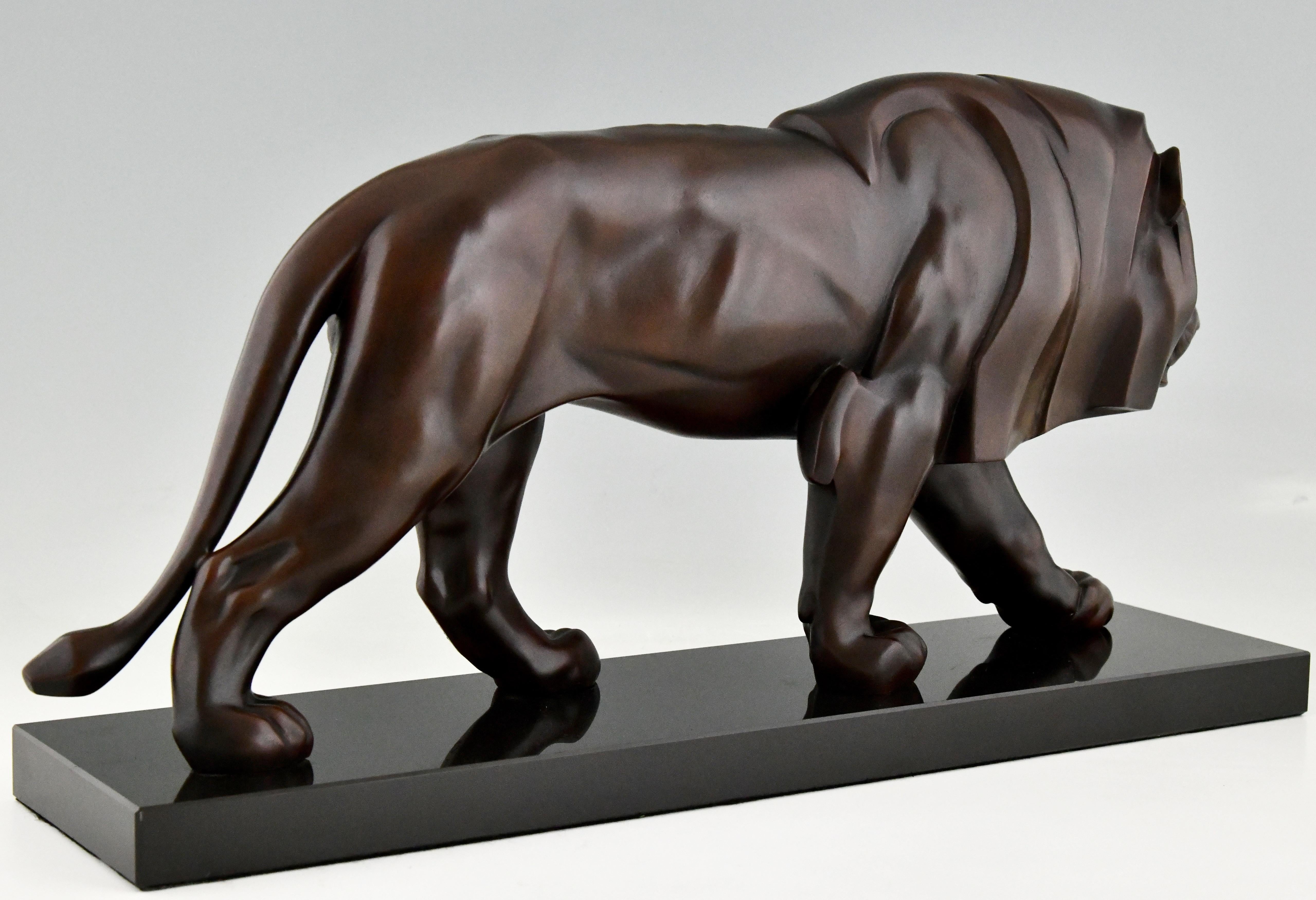 Scultura in stile Art Déco di un leone che cammina di Max Le Verrier originale, Francia in vendita 1